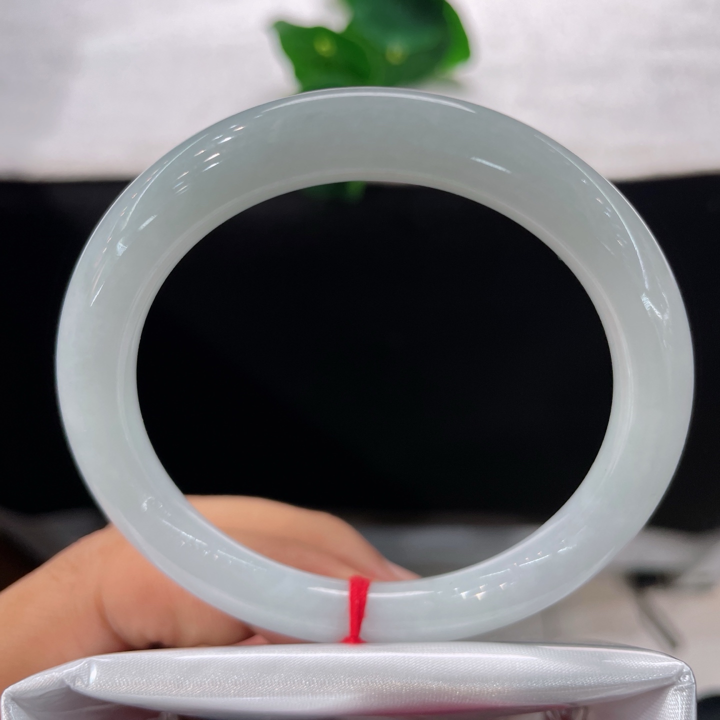 圈口56.5/8.4，细糯种底色美人镯，56/57可戴，玉质细腻柔和，水光淡淡流淌，无裂