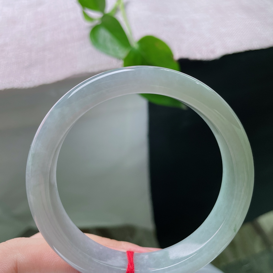 57/12.2/8，冰底正圈，内纹，种老通透细腻，肉质紧致顺滑，水头清亮润透，带着温润的胶质感，玉质很细腻。ss56514a