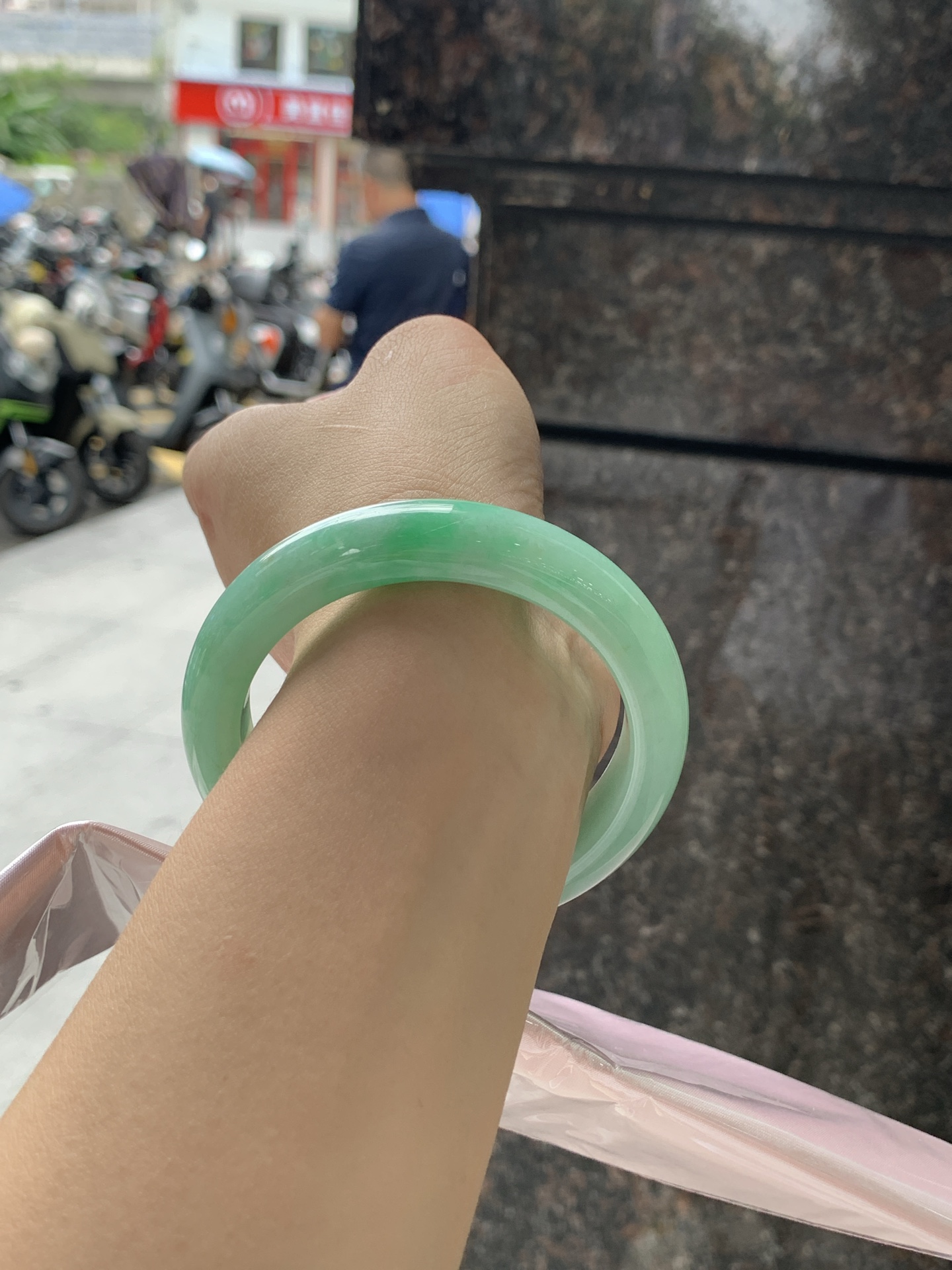 果绿正圈 56.5-12.3-9.1 0722-FF-3739 打灯细棉纹，底妆水润细腻，通透的苹果绿底色像是被春雨洗过的嫩叶在，阳光下还会透出甜甜的蜜糖光泽，夏日清新感拉满