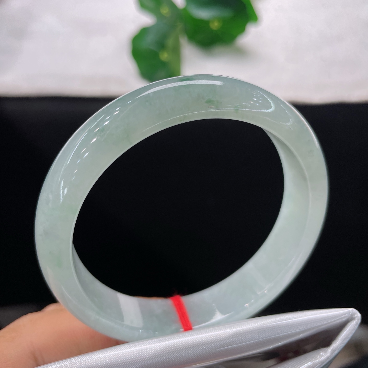 圈口58.3/13.3/7.4，冰飘花正圈，58/57可戴，清透冰底裹着细碎浅绿飘花，水光柔和漫过镯身，无裂