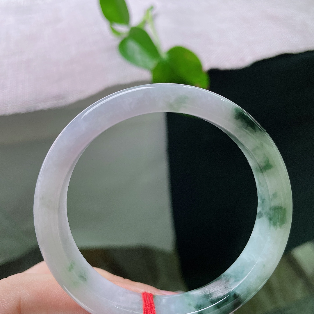 56.9/12/7.7，飘花正圈，有裂，玉底藏墨韵，翠影自横斜。一缕飘花漫绕镯身，山水入腕，自带清雅东方意境。ss56422a