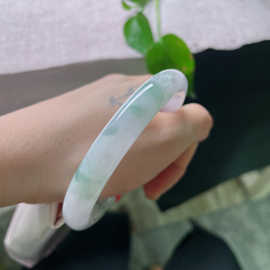 58.8/10.3，圆条，美玉凝烟紫，柔光绕腕柔，不浓不烈，尽是东方含蓄温婉，一点皮纹，ss56424a