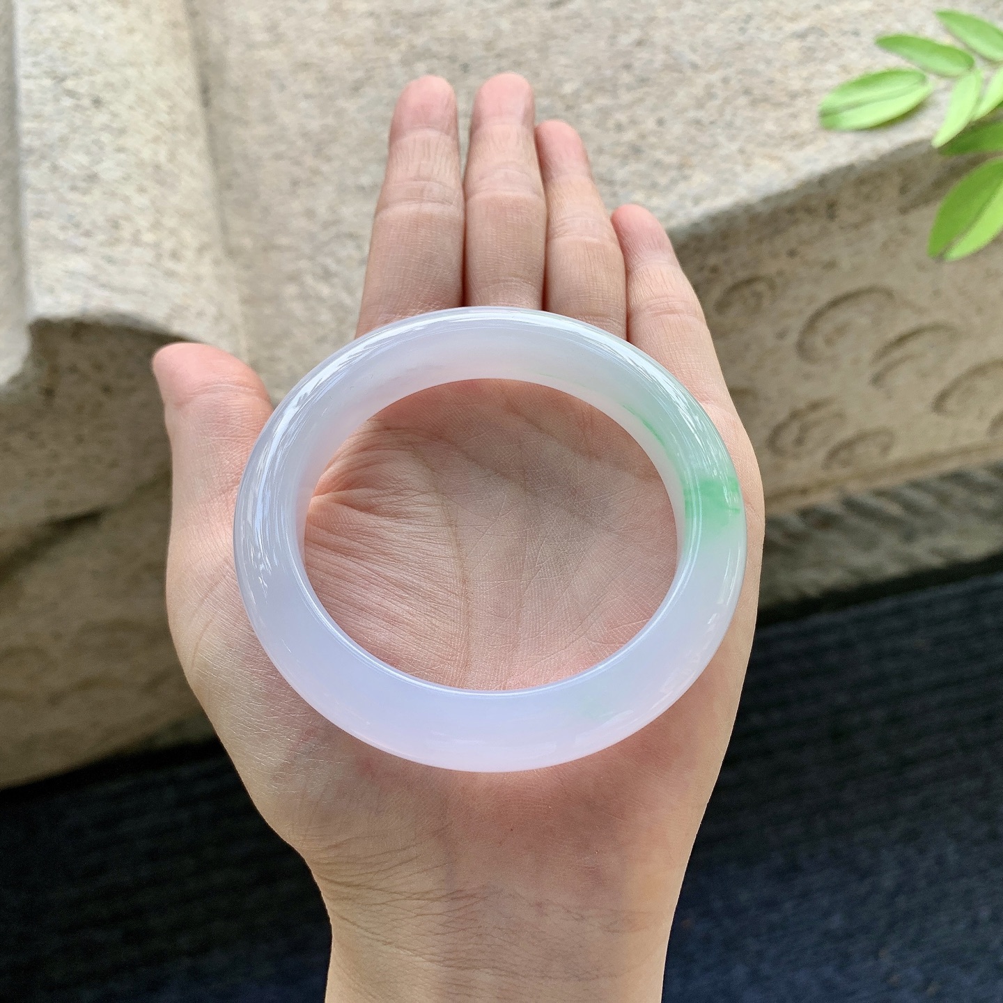 正圈53 54【圈口】54/12/9【编码】H6072352【描述】冰糯春彩，水润，种老，细腻，打灯有棉线
