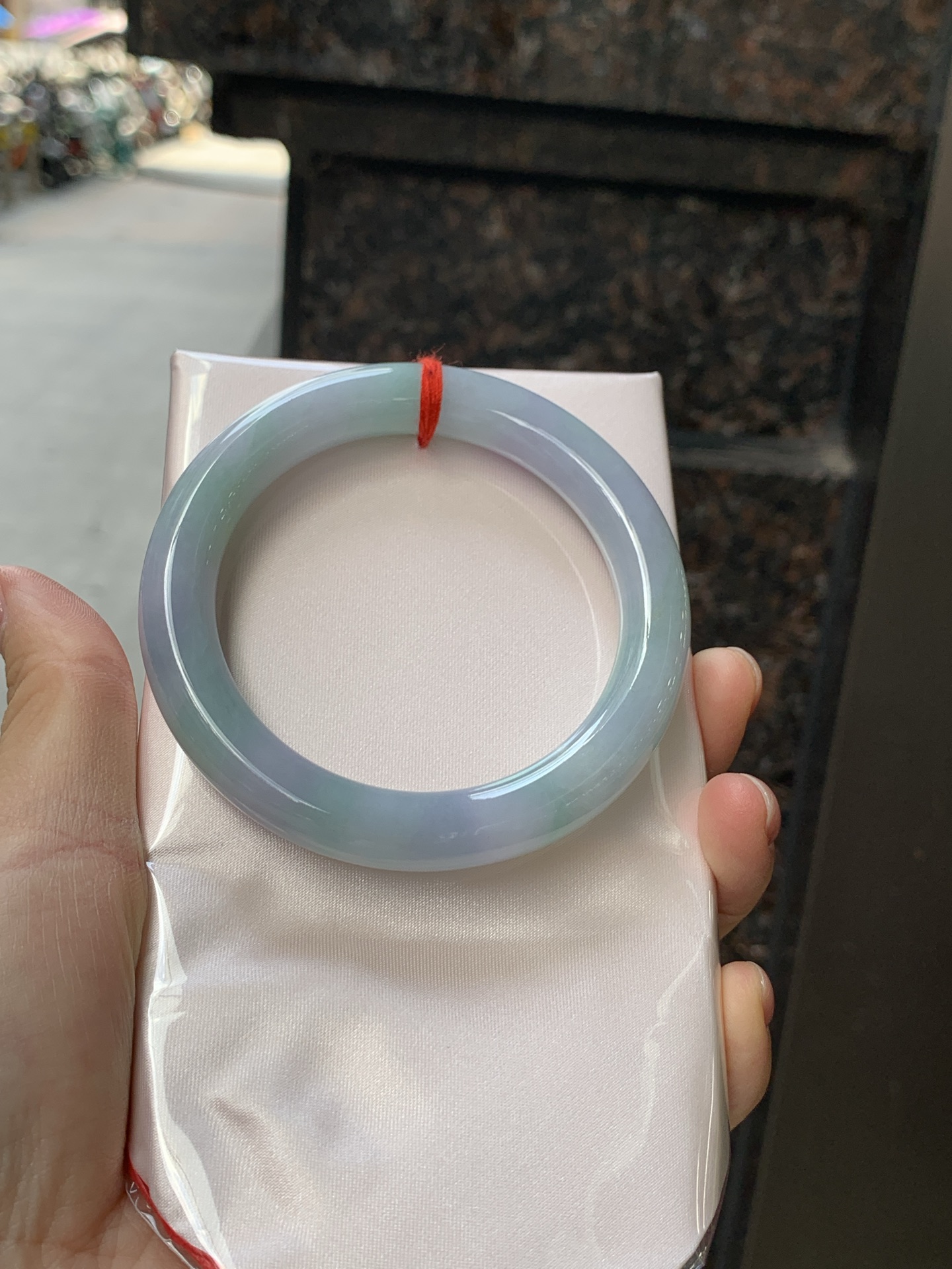 春彩圆条 56.7-10.2-10.1 0723-467-41 打灯纹裂，底妆细腻，果绿花色碰上梦幻般的春，像是融化了的春天，所有的美好交织在一起，让人心生宁静而淡淡的欢喜