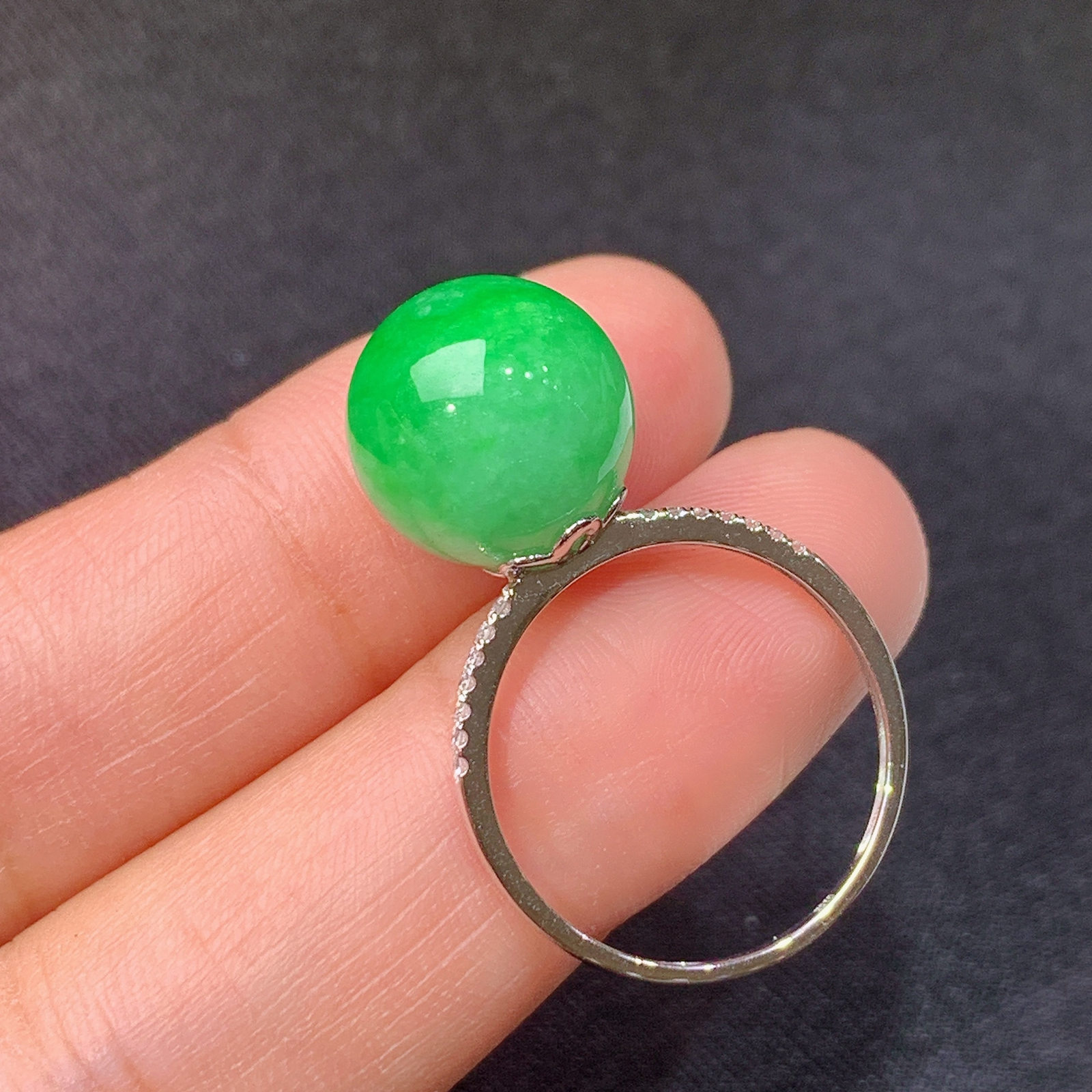 阳绿圆珠戒指，18k金镶嵌，简约时尚，冰润色阳，种水足，Hl 圈口15 直径11.8