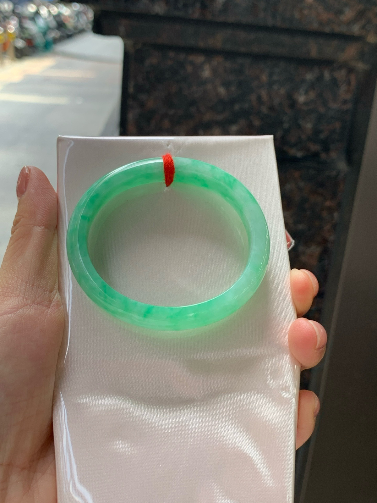 满绿贵妃
52.8-45.6-10-6.7
打灯棉纹，底妆细腻，满绿均匀果阳绿铺满，色泽均匀分布，举手投足之间散发出来的贵气感