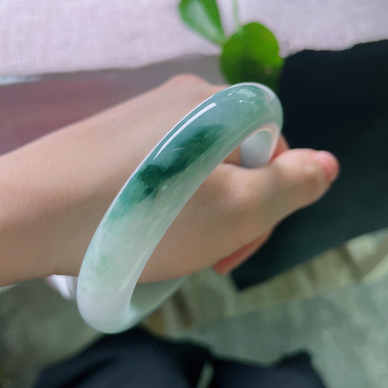 60.2/12.2/9.4，飘花正圈，柔和底色聚拢着一团浓郁蓝绿飘花，像山间一汪碧潭，ss56286a