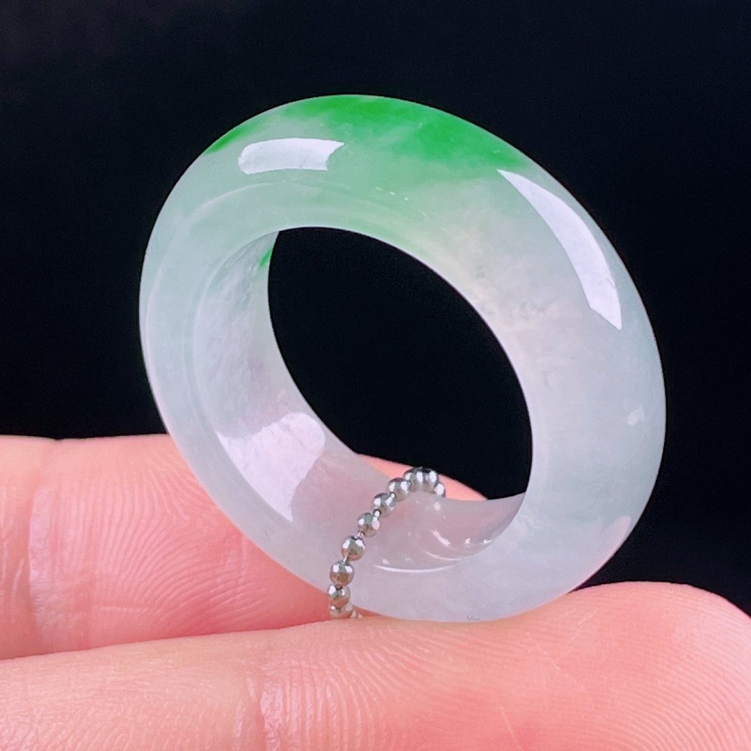 ️冰绿指环，老种起光，细底通透，尺寸：7.6/4.8圈口18mm0723