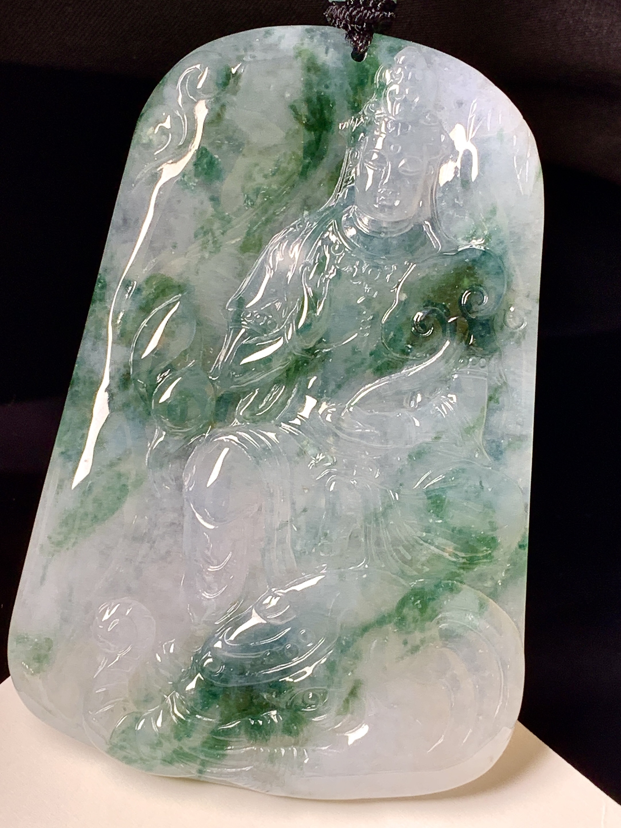 飘绿观音菩萨吊坠 玉质细腻 色泽艳丽清新 水润亮眼 整体尺寸68*45.6*5.8  L1