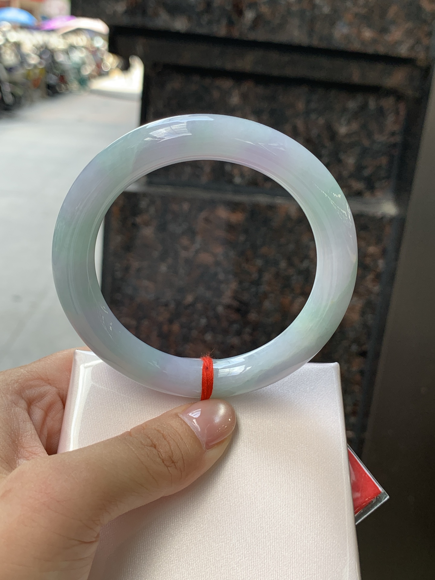 春彩圆条 56.7-10.2-10.1 0723-467-41 打灯纹裂，底妆细腻，果绿花色碰上梦幻般的春，像是融化了的春天，所有的美好交织在一起，让人心生宁静而淡淡的欢喜