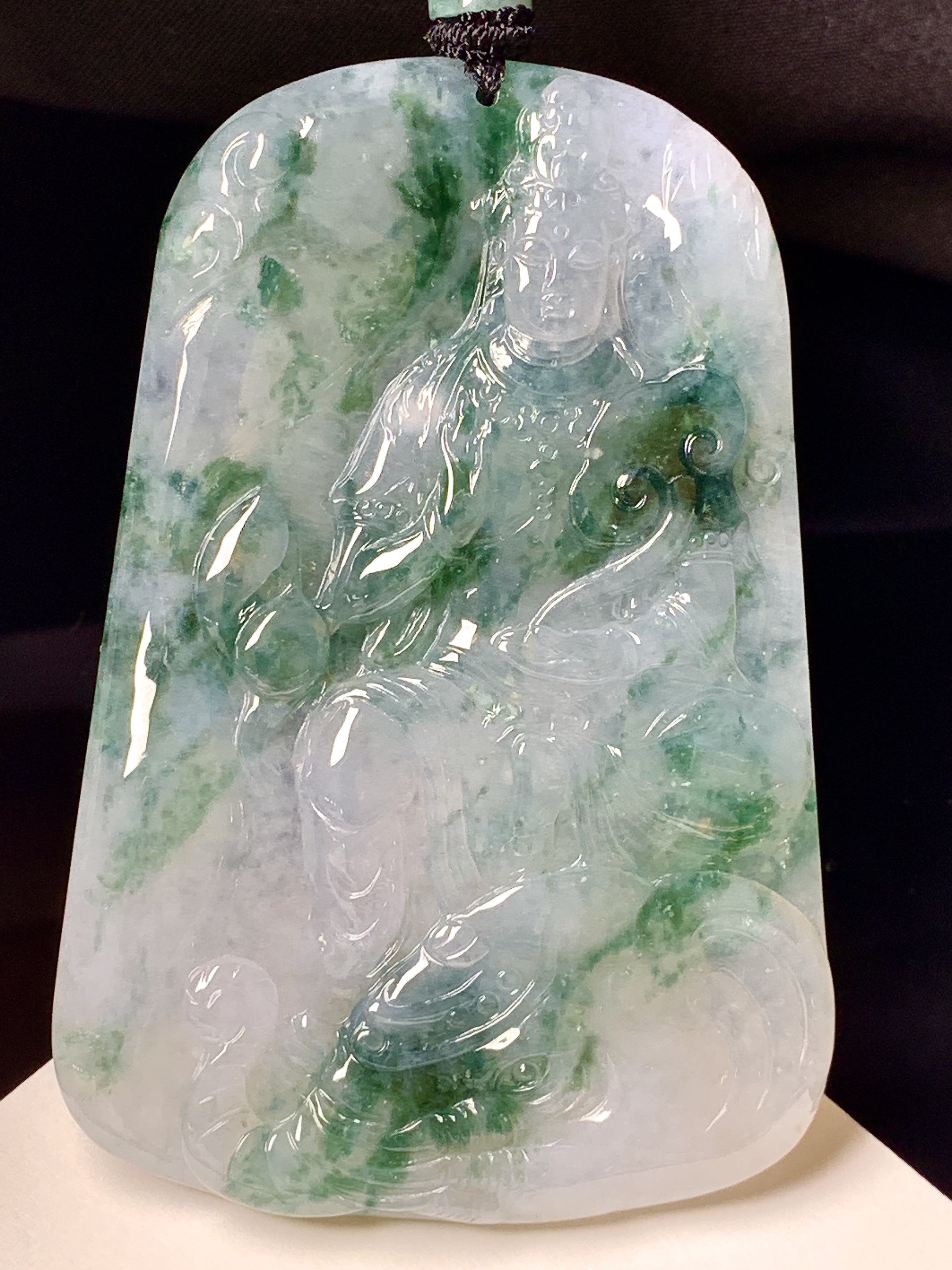 飘绿观音菩萨吊坠 玉质细腻 色泽艳丽清新 水润亮眼 整体尺寸68*45.6*5.8  L1