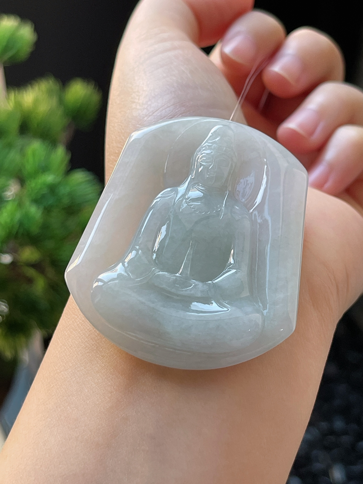 翡翠糯化种淡绿色吊坠