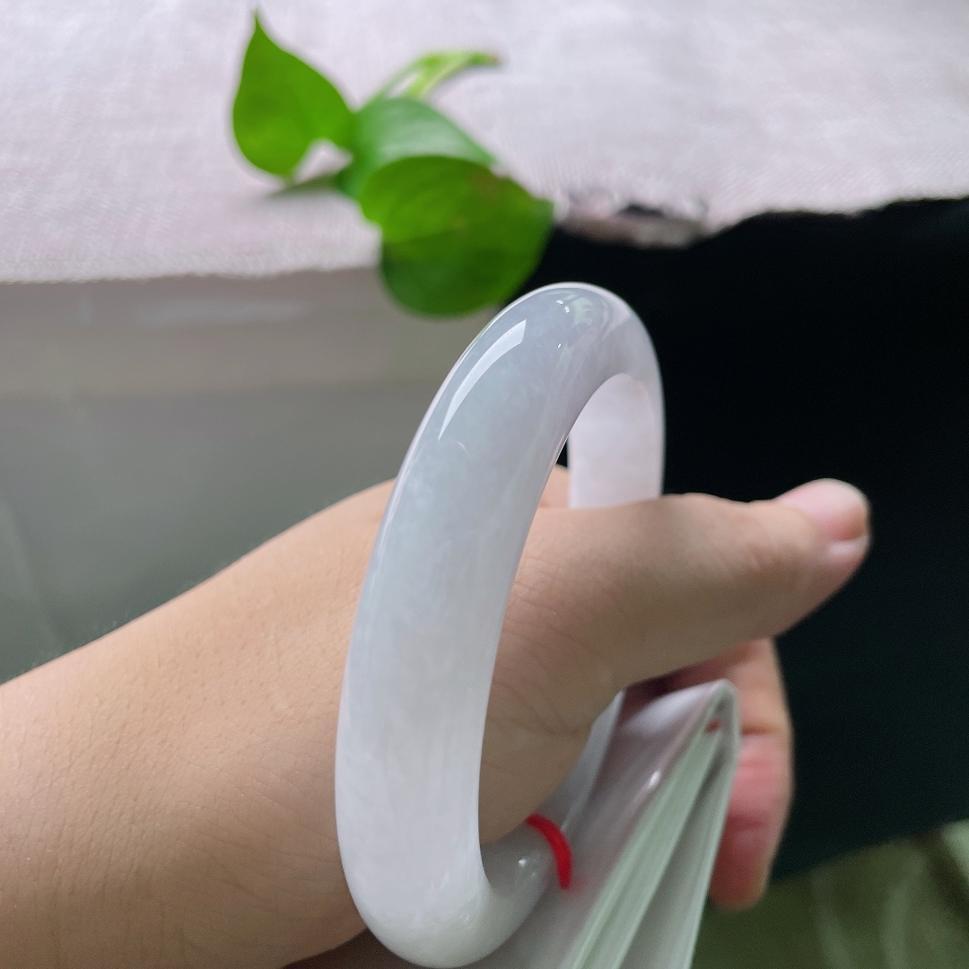 56.8/12.1/9.4，白月光正圈，有纹，莹润冰种白月光圆镯，清透似水，月华凝腕，清冷雅致。ss55864a