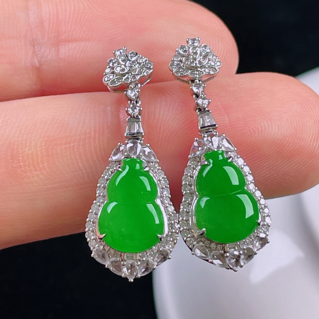 ️阳绿耳坠，老种起光，细底通透，尺寸：28.2/10.8/6裸石10.5/7.9/2.6mm0723