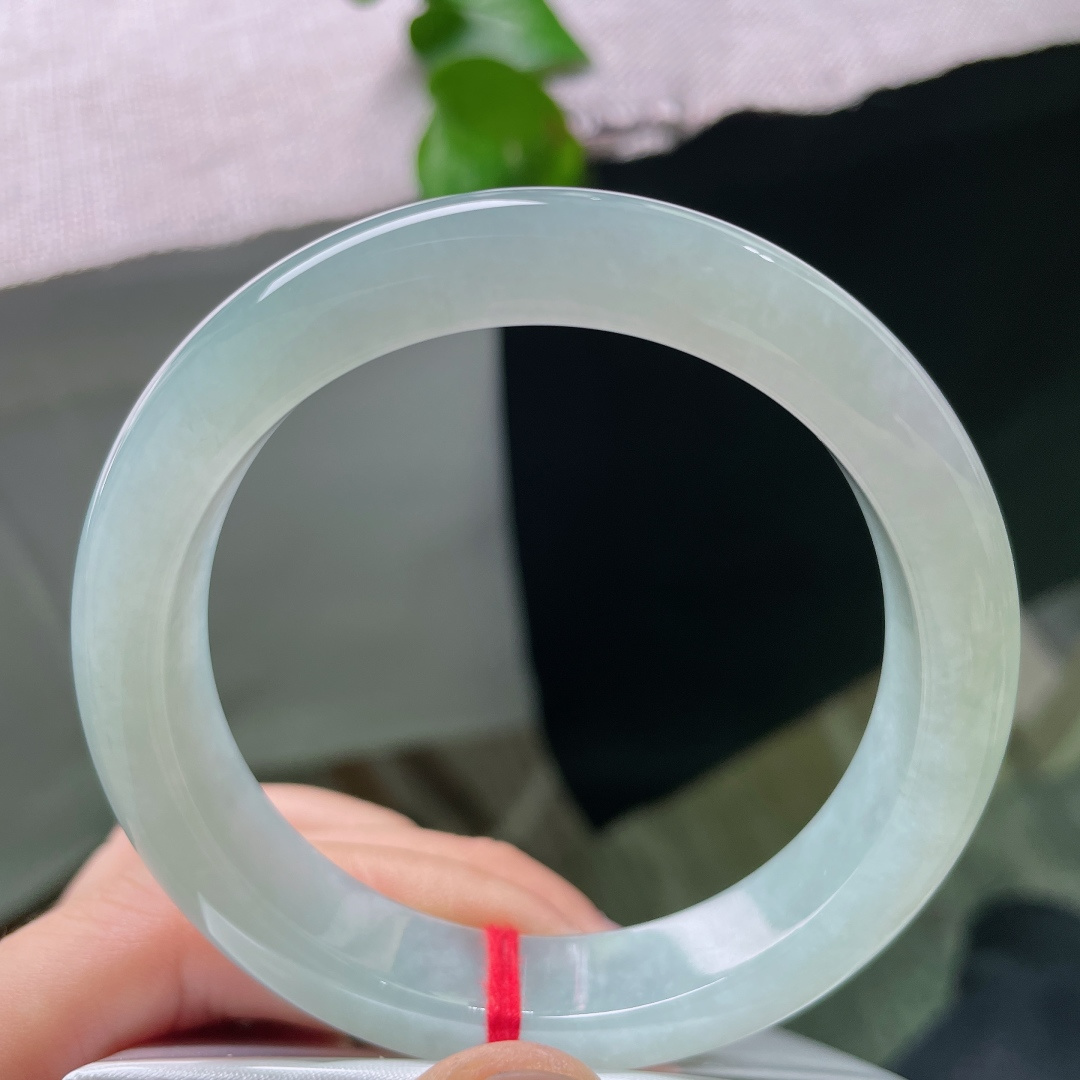 57/12.3/8.9，绿底正圈，无裂，浅青晴水凝玉镯，质地水润澄澈，素面简约温润大方，腕间一抹淡雅清光，把温柔与静谧悄然收纳。ss55819a