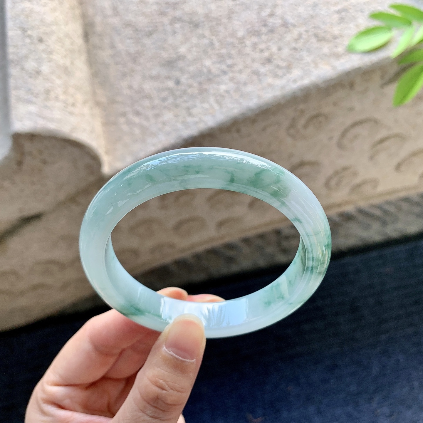 正圈57 58【圈口】58.6/12/8.2【编码】FL072330【描述】细糯飘花，水润，种老，细腻，打灯有棉线