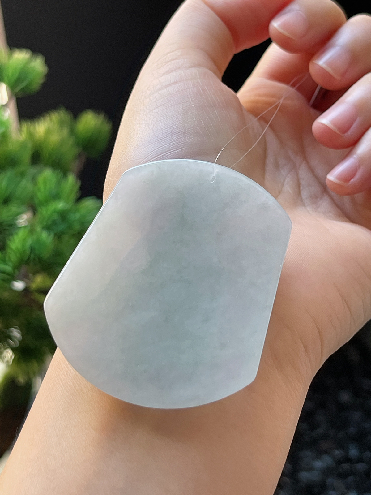 翡翠糯化种淡绿色吊坠