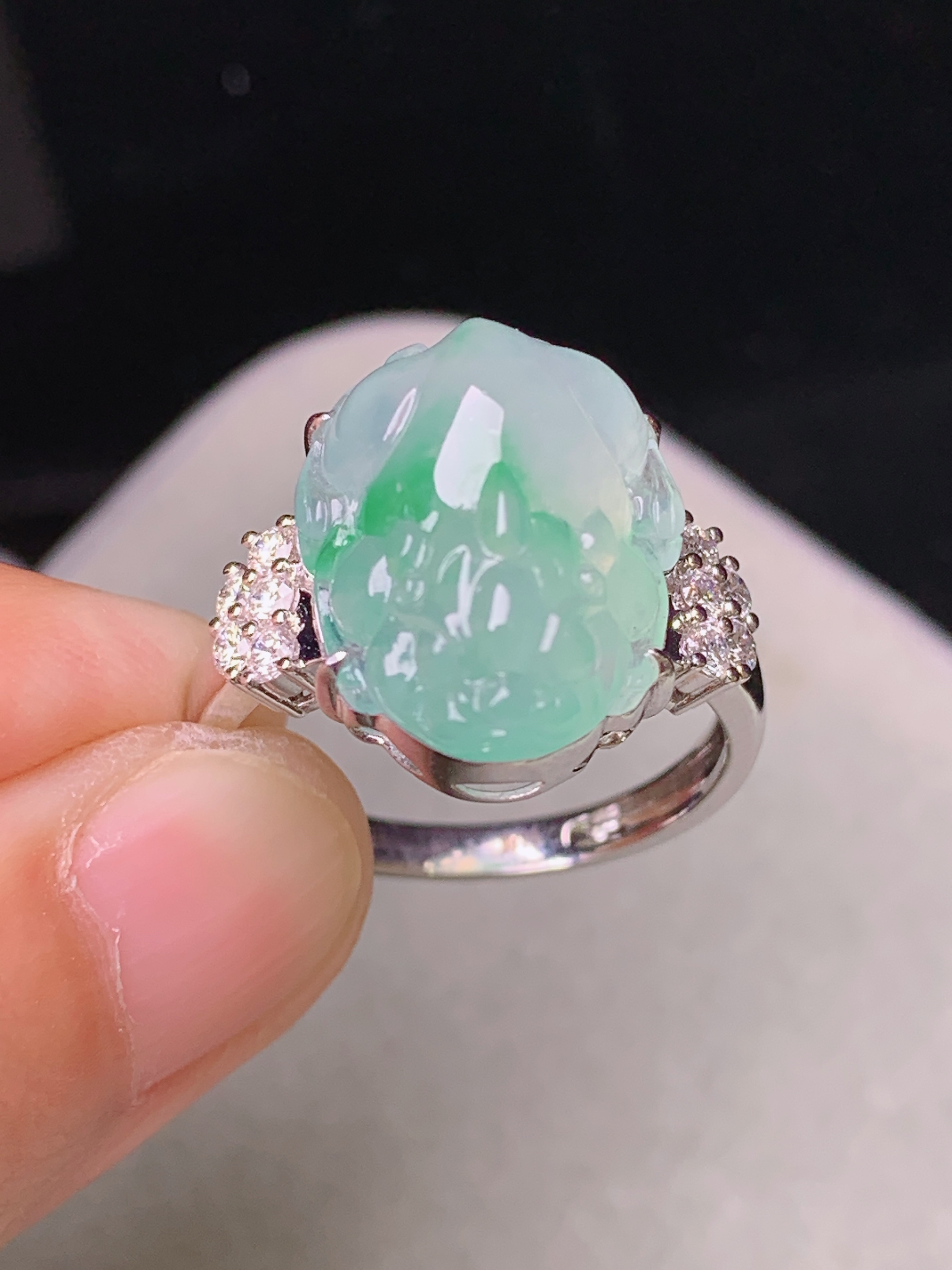18k金钻镶嵌飘绿貔貅戒指 玉质细腻 色泽艳丽清新 水润亮眼 圈口15.5 裸石尺寸16.2*12.8*7.2 z3