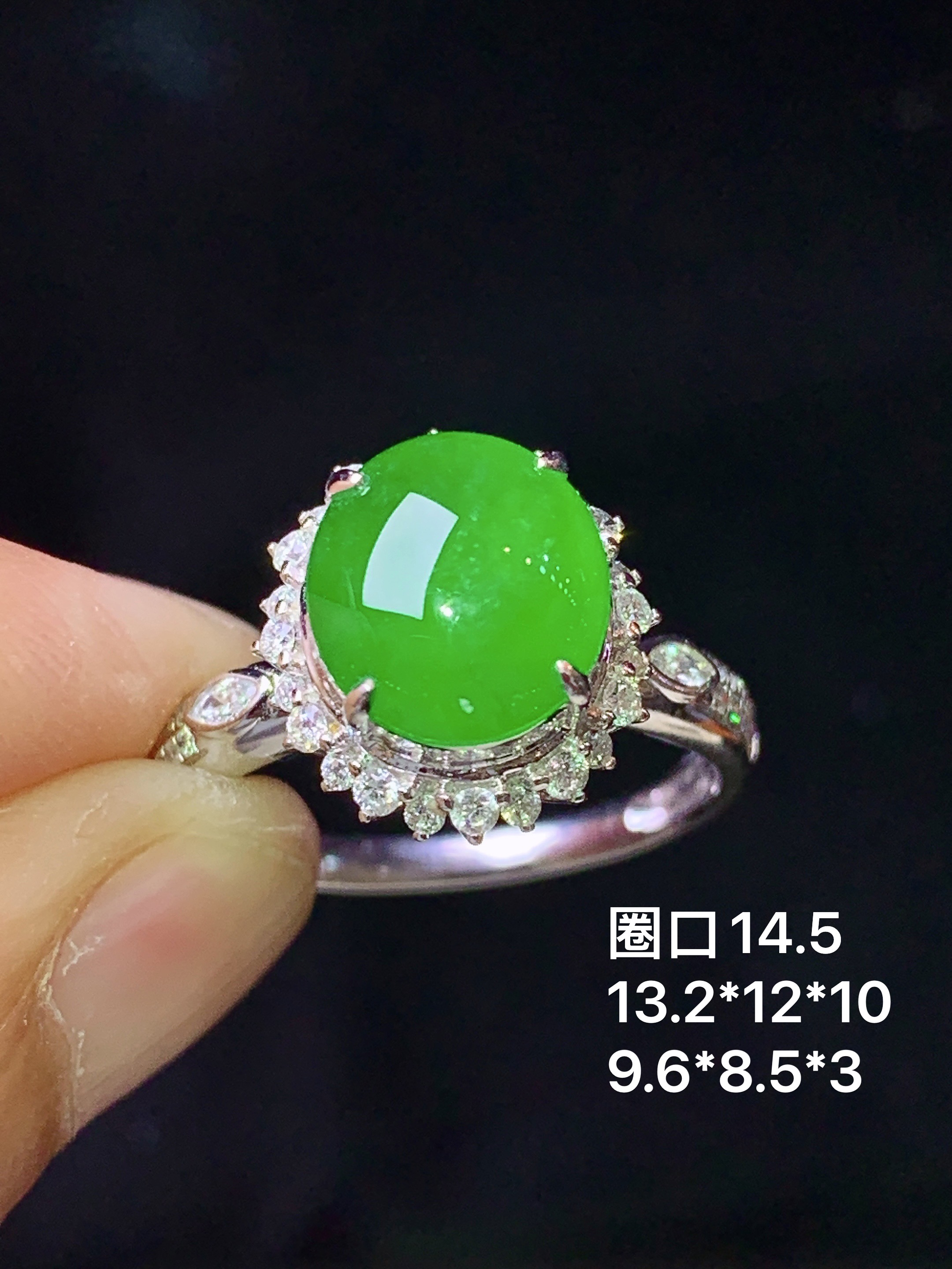 18k金钻镶嵌满绿蛋面戒指 玉质细腻 色泽艳丽清新 水润亮眼 圈口14.5 整体尺寸13.2*12*10 f1