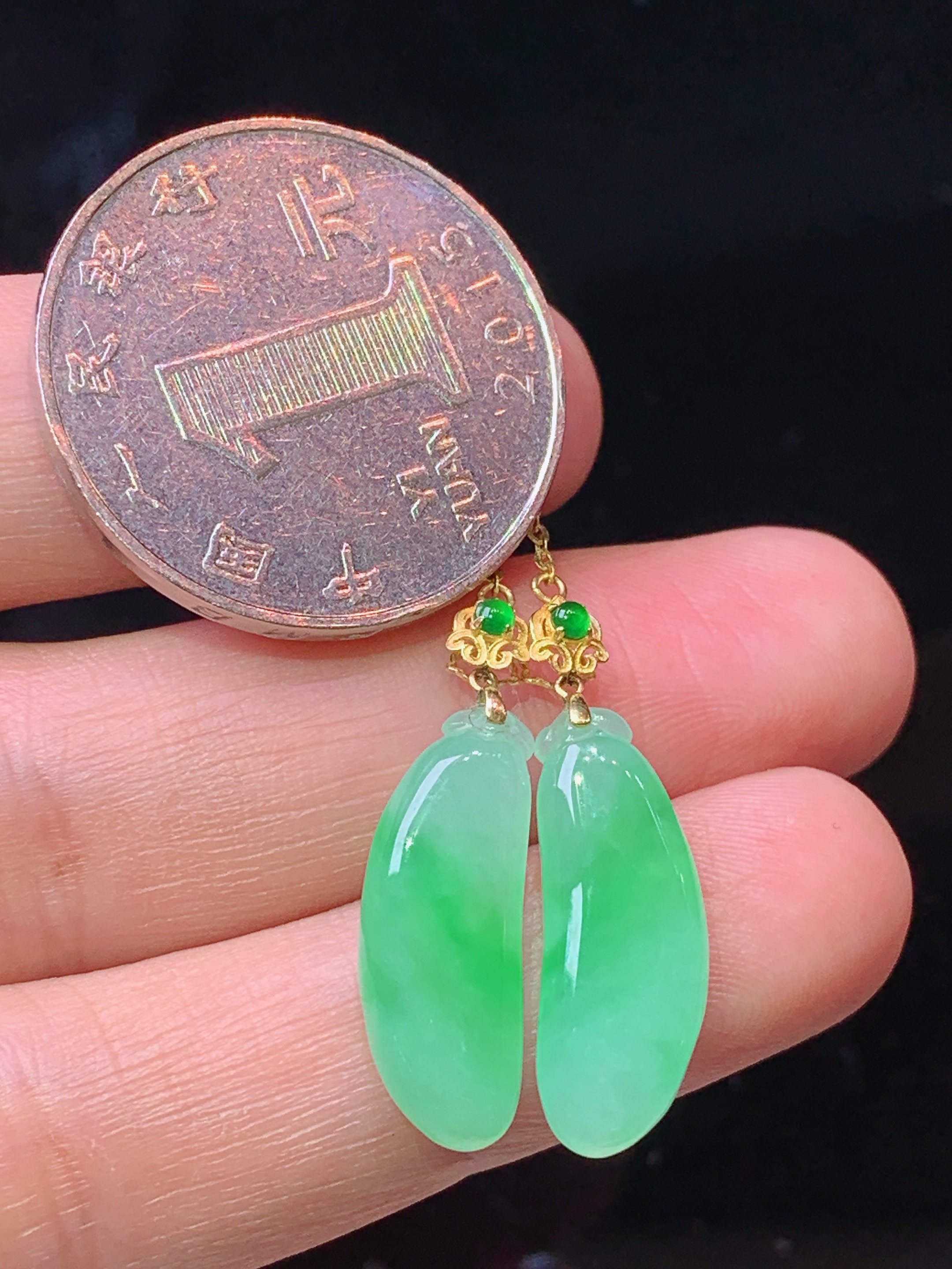 18k金镶嵌冰阳绿福瓜耳坠 玉质细腻 色泽艳丽清新 水润亮眼 整体尺寸47.2*7.5*3.8 z1