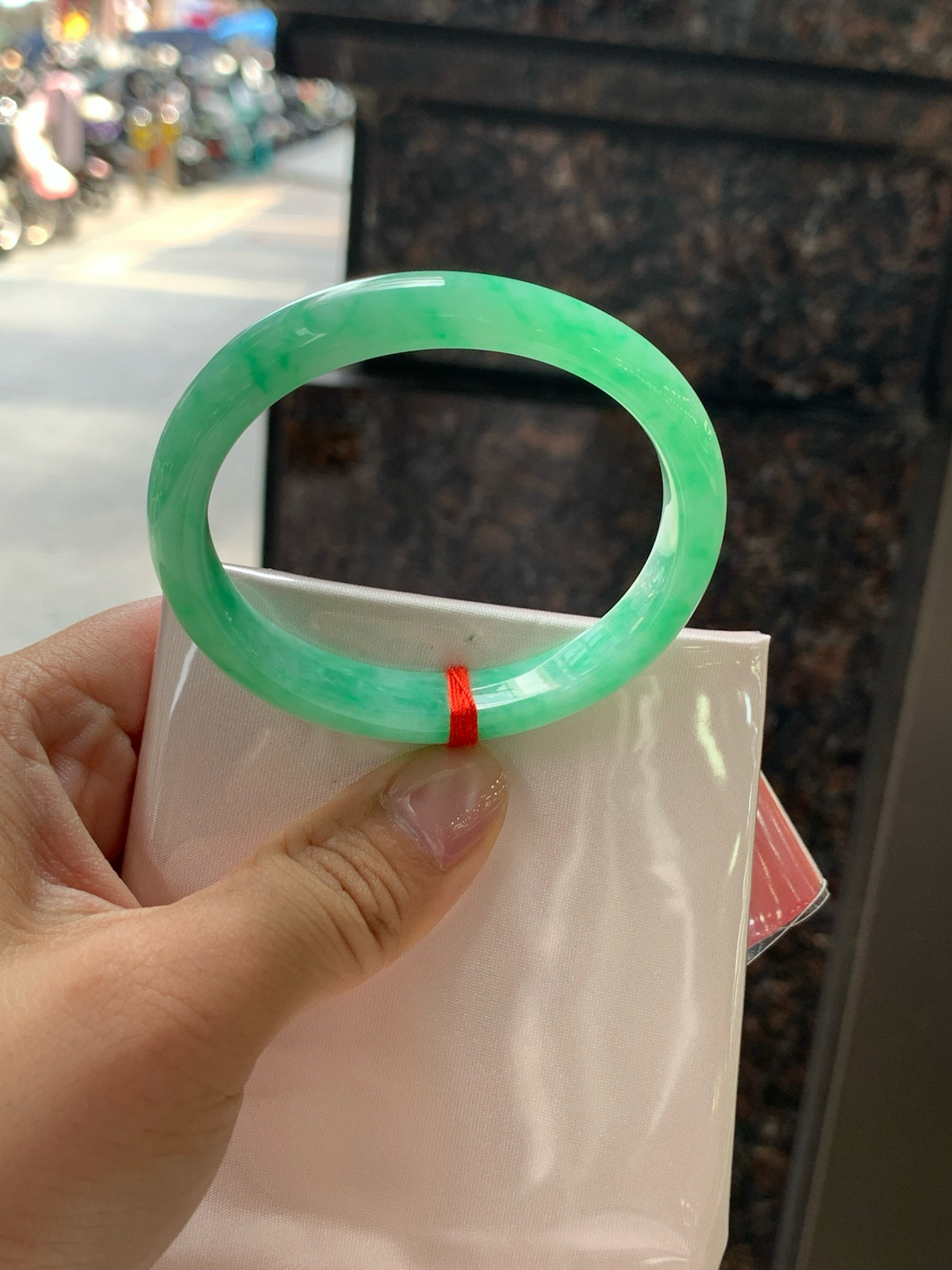 满绿贵妃
52.8-45.6-10-6.7
打灯棉纹，底妆细腻，满绿均匀果阳绿铺满，色泽均匀分布，举手投足之间散发出来的贵气感