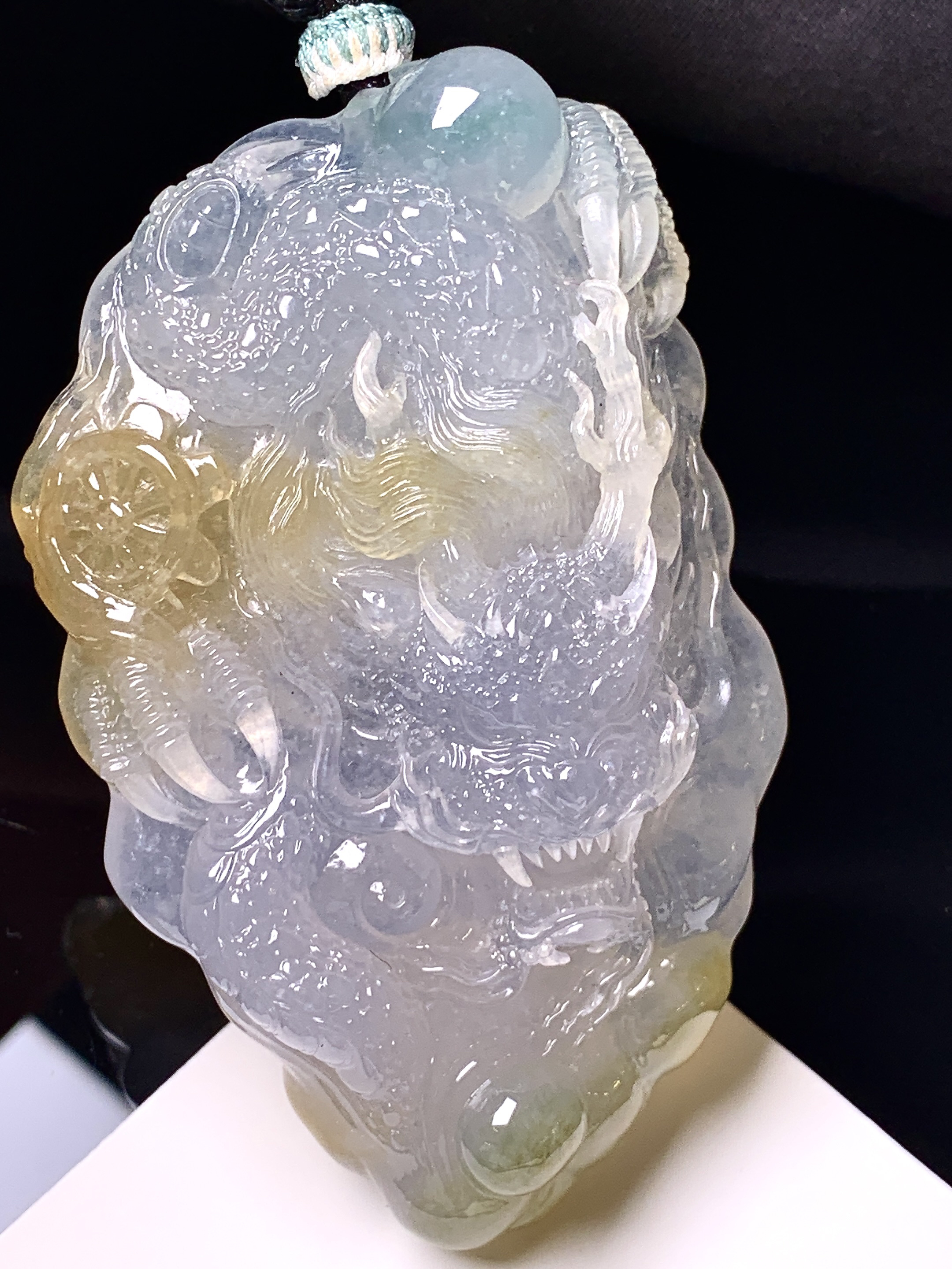 飘黄翡龙牌吊坠 玉质细腻 色泽艳丽清新 水润亮眼 整体尺寸68.6*40.8*13.6 a5