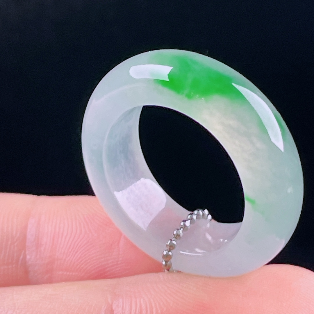 ️冰绿指环，老种起光，细底通透，尺寸：7.6/4.8圈口18mm0723