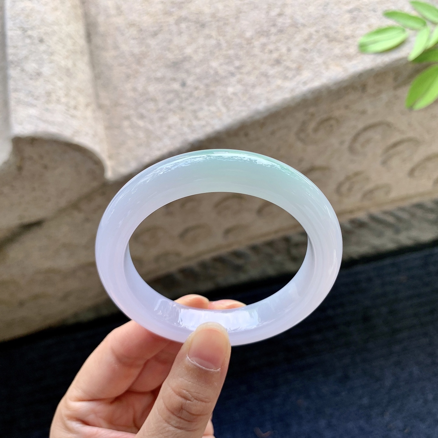 正圈53 54【圈口】54/12/9【编码】H6072352【描述】冰糯春彩，水润，种老，细腻，打灯有棉线