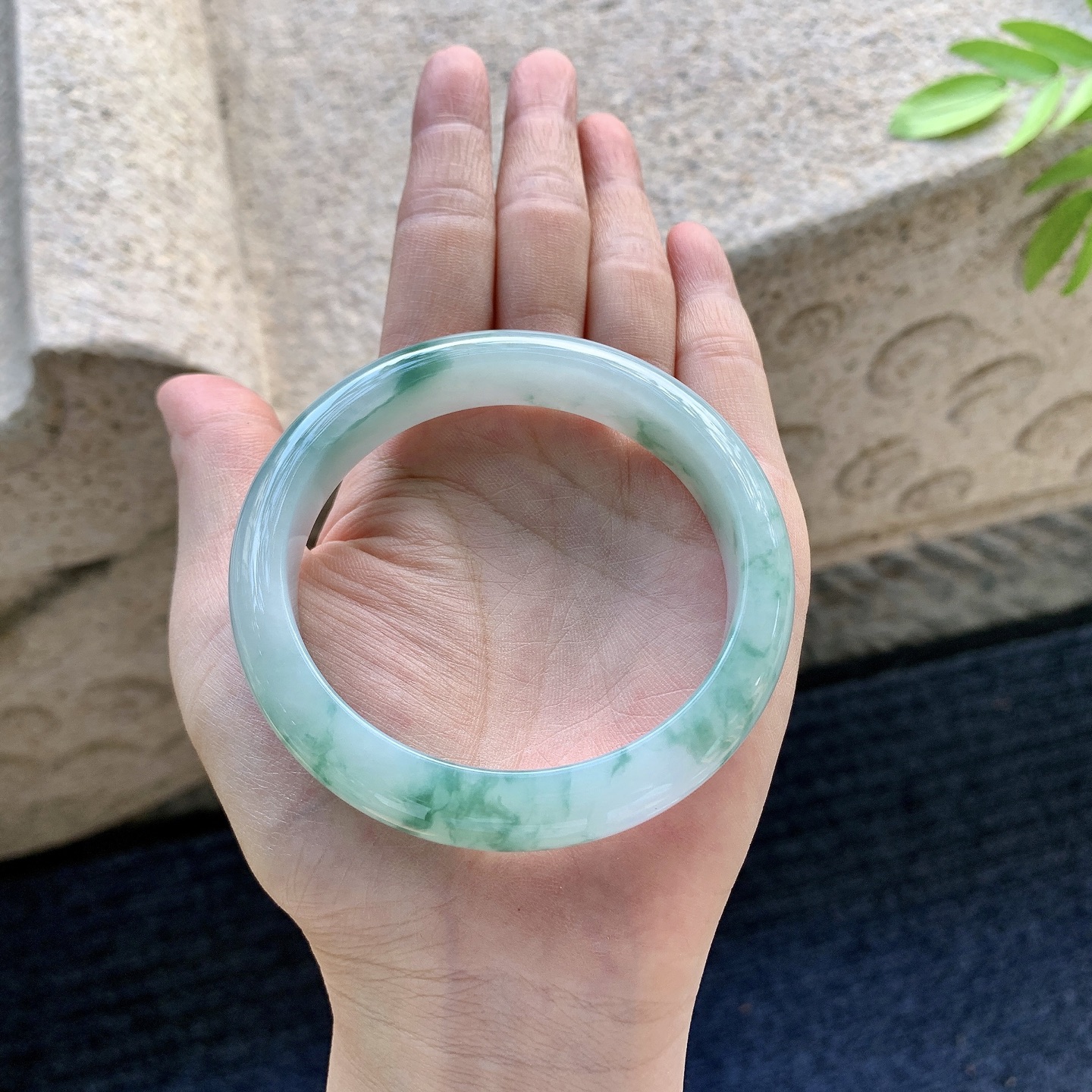 正圈57 58【圈口】58.6/12/8.2【编码】FL072330【描述】细糯飘花，水润，种老，细腻，打灯有棉线
