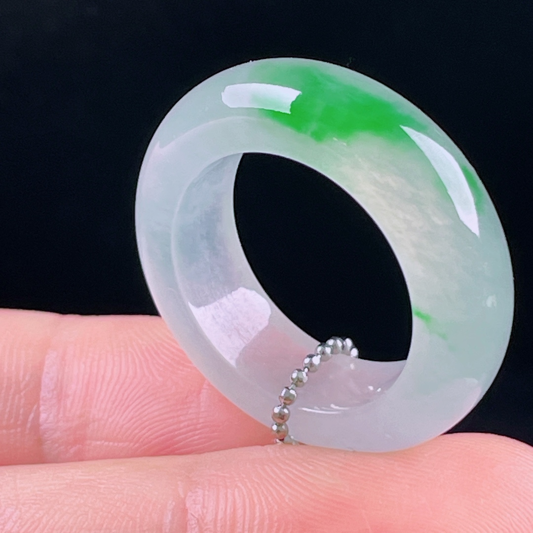 ️冰绿指环，老种起光，细底通透，尺寸：7.6/4.8圈口18mm0723
