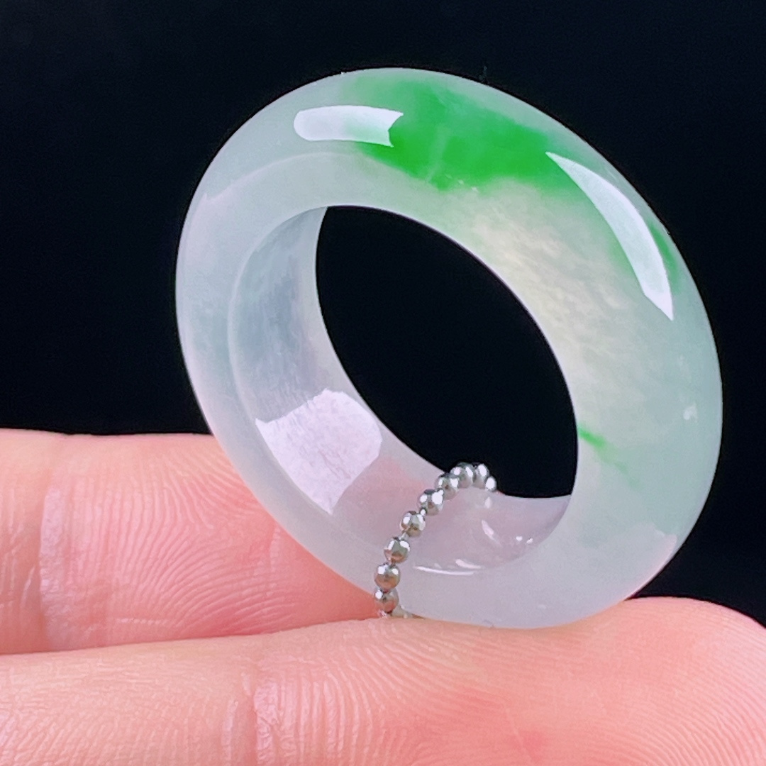 ️冰绿指环，老种起光，细底通透，尺寸：7.6/4.8圈口18mm0723