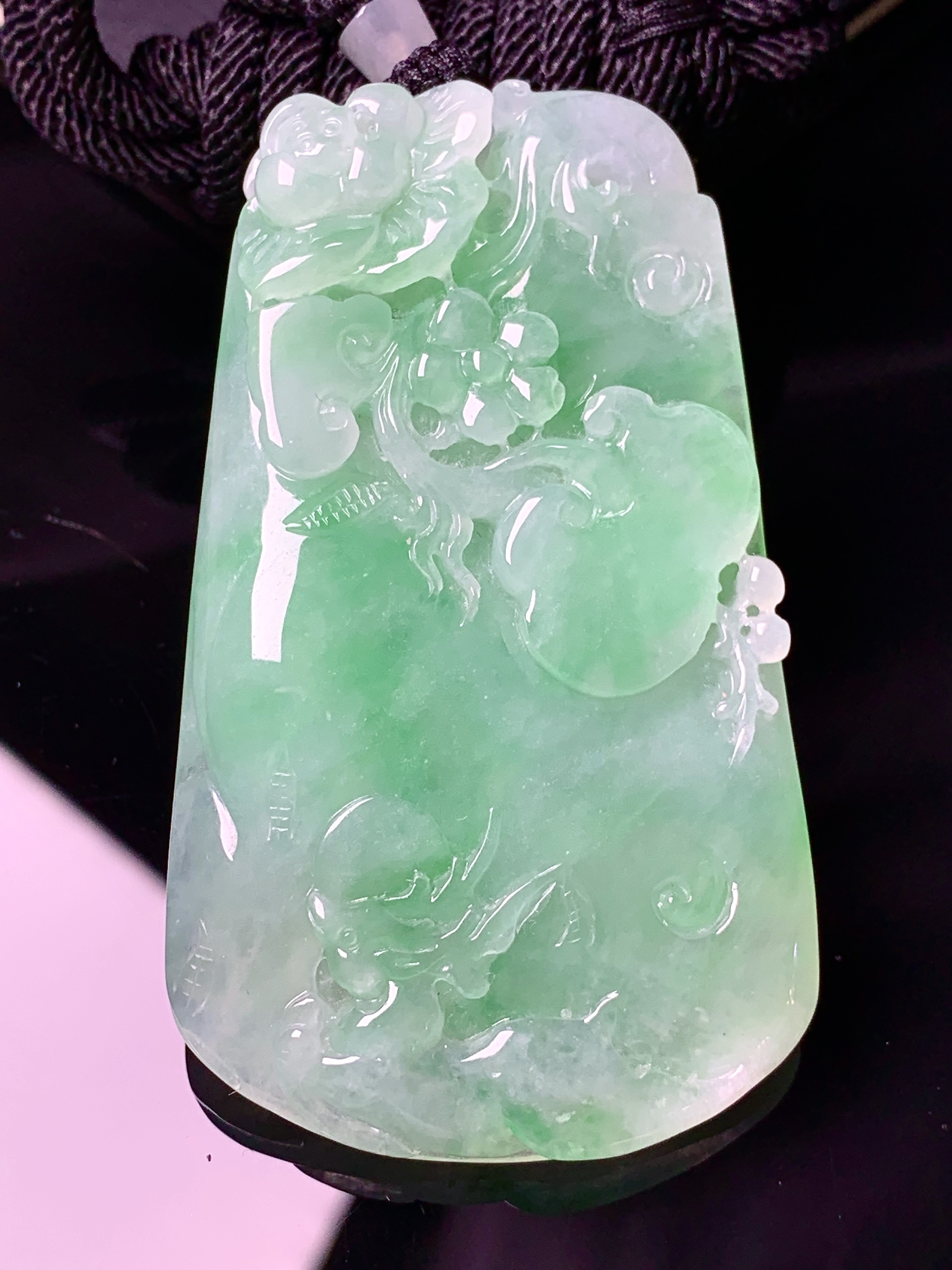 飘阳绿梅花牌吊坠 玉质细腻 色泽艳丽清新 水润亮眼 整体尺寸59*24.5*7 a5