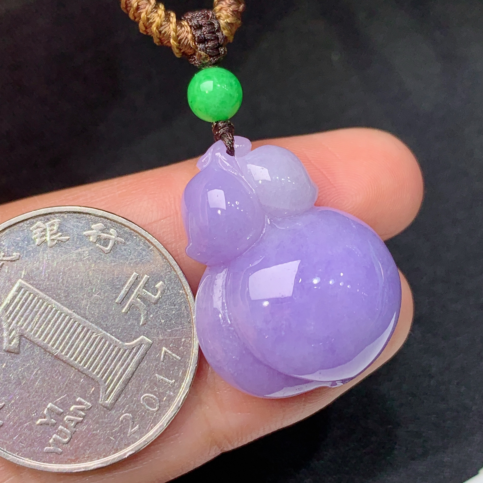 紫罗兰小桃吊坠 温润细腻，色泽浓郁，尺寸25.6*20*10.8