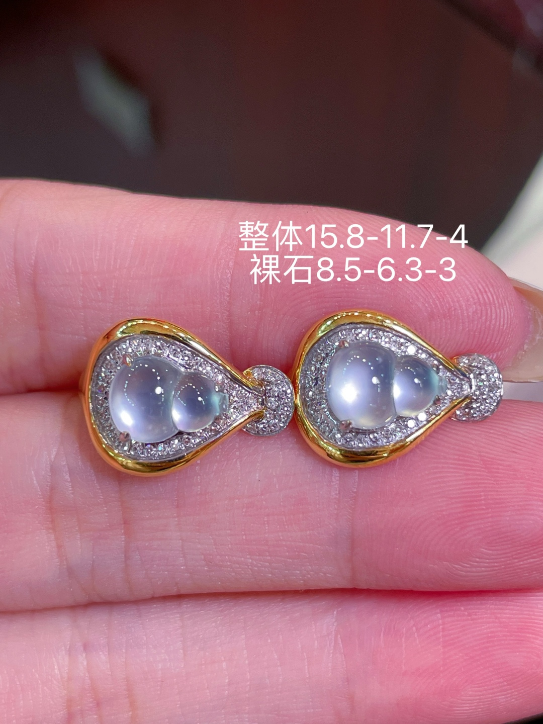 ️ 翡翠A货 葫芦耳环 耳包 高冰起光，料子冰润细腻，种老起光，18k金镶真钻，上身佩戴效果很好