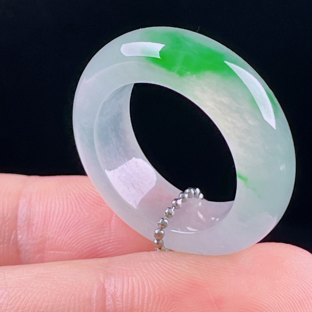 ️冰绿指环，老种起光，细底通透，尺寸：7.6/4.8圈口18mm0723