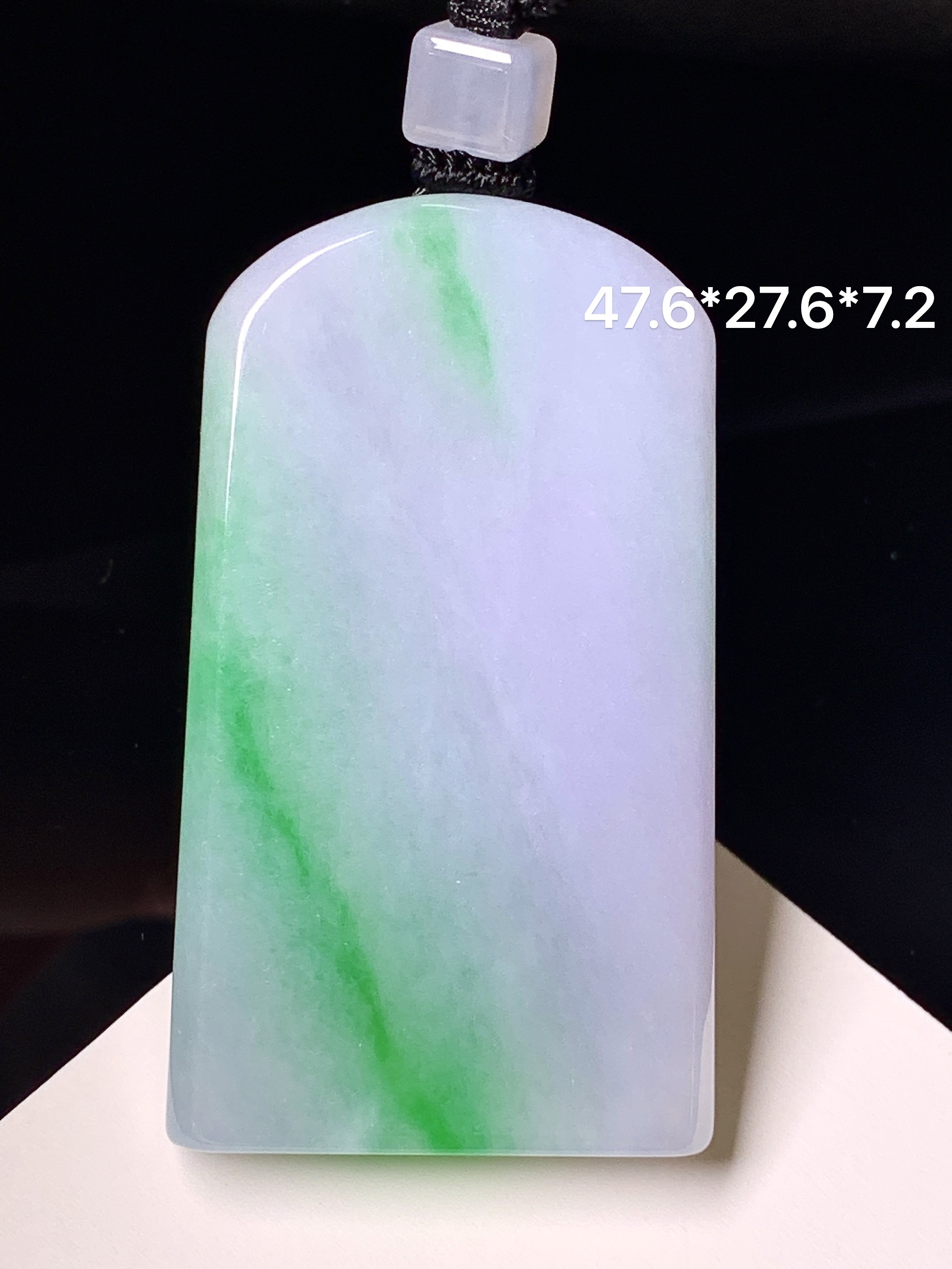 飘绿无事牌吊坠 玉质细腻 色泽艳丽清新 水润亮眼 整体尺寸47.6*27.6*7.2 L1