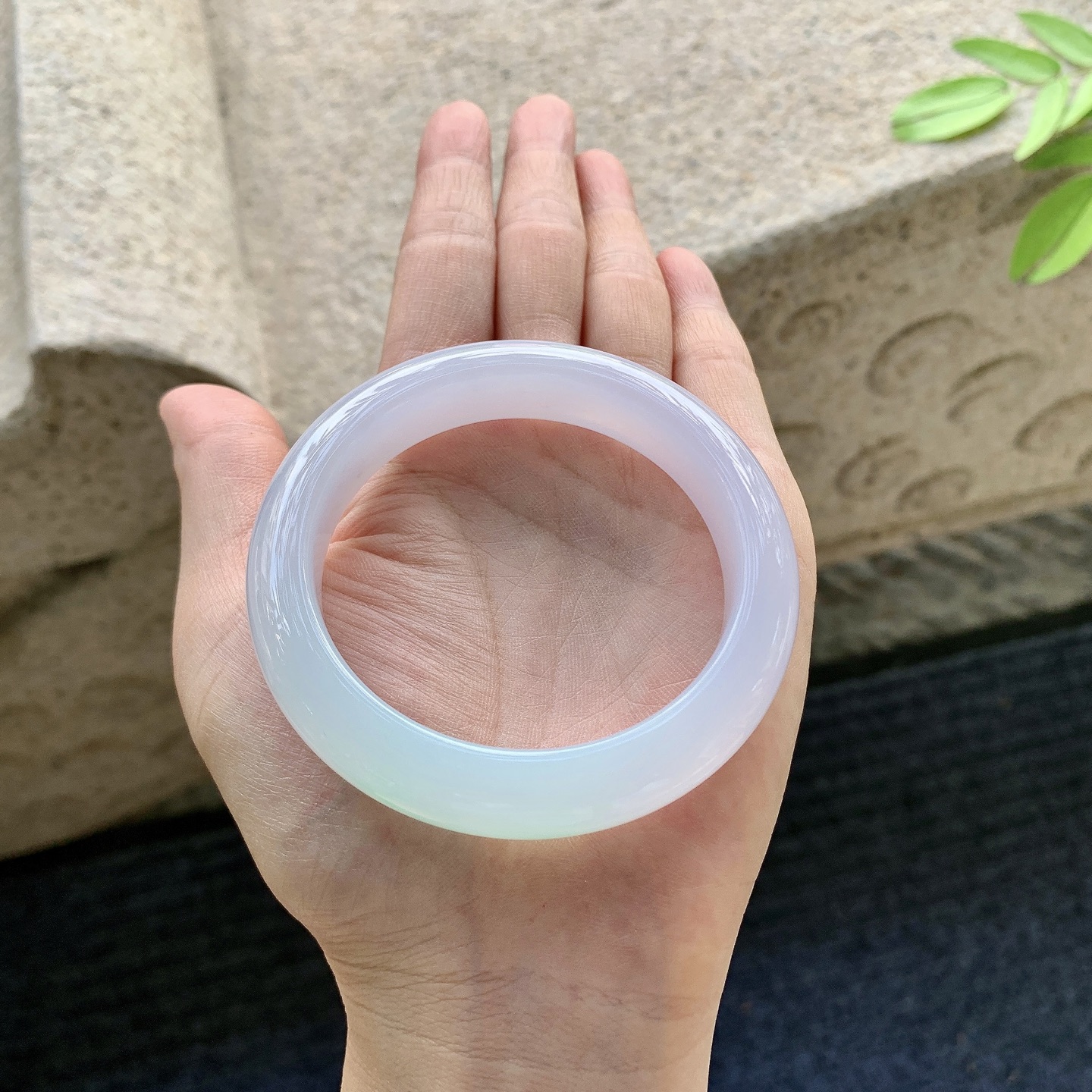 正圈53 54【圈口】54/12/9【编码】H6072352【描述】冰糯春彩，水润，种老，细腻，打灯有棉线