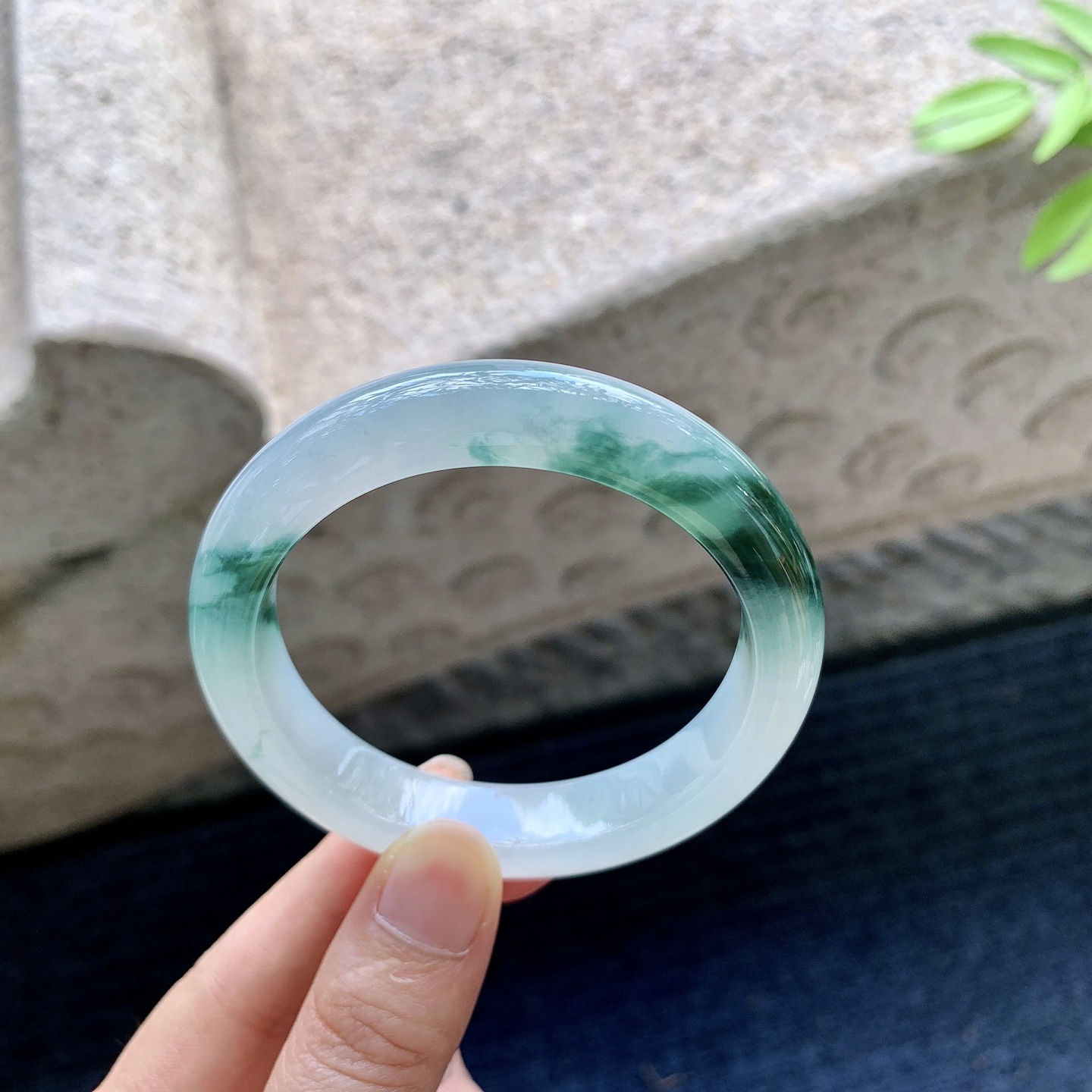 正圈53 54【圈口】54.6/11.8/8.4【编码】C5072317【描述】冰糯飘花，水润，种老，细腻，打灯有棉线
