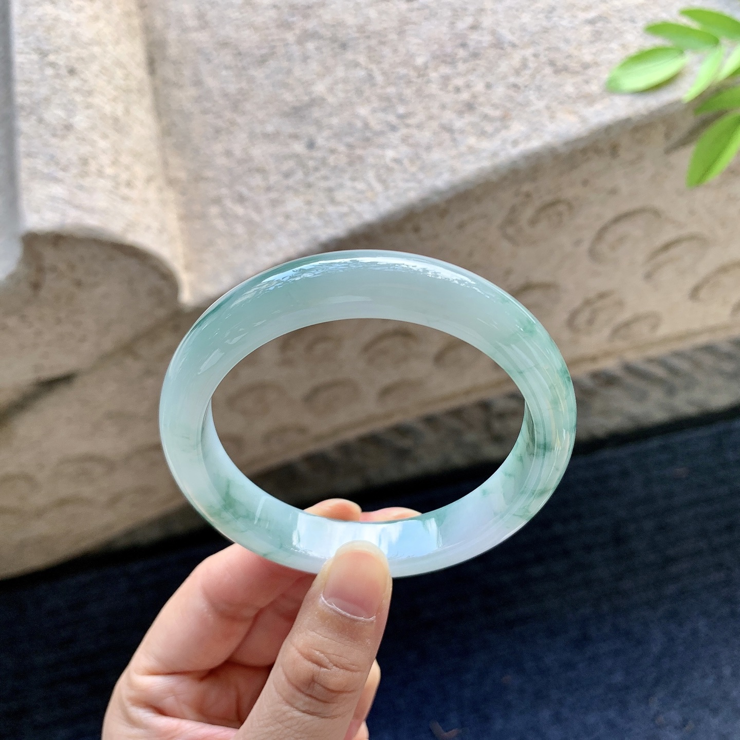 正圈57 58【圈口】58.6/12/8.2【编码】FL072330【描述】细糯飘花，水润，种老，细腻，打灯有棉线