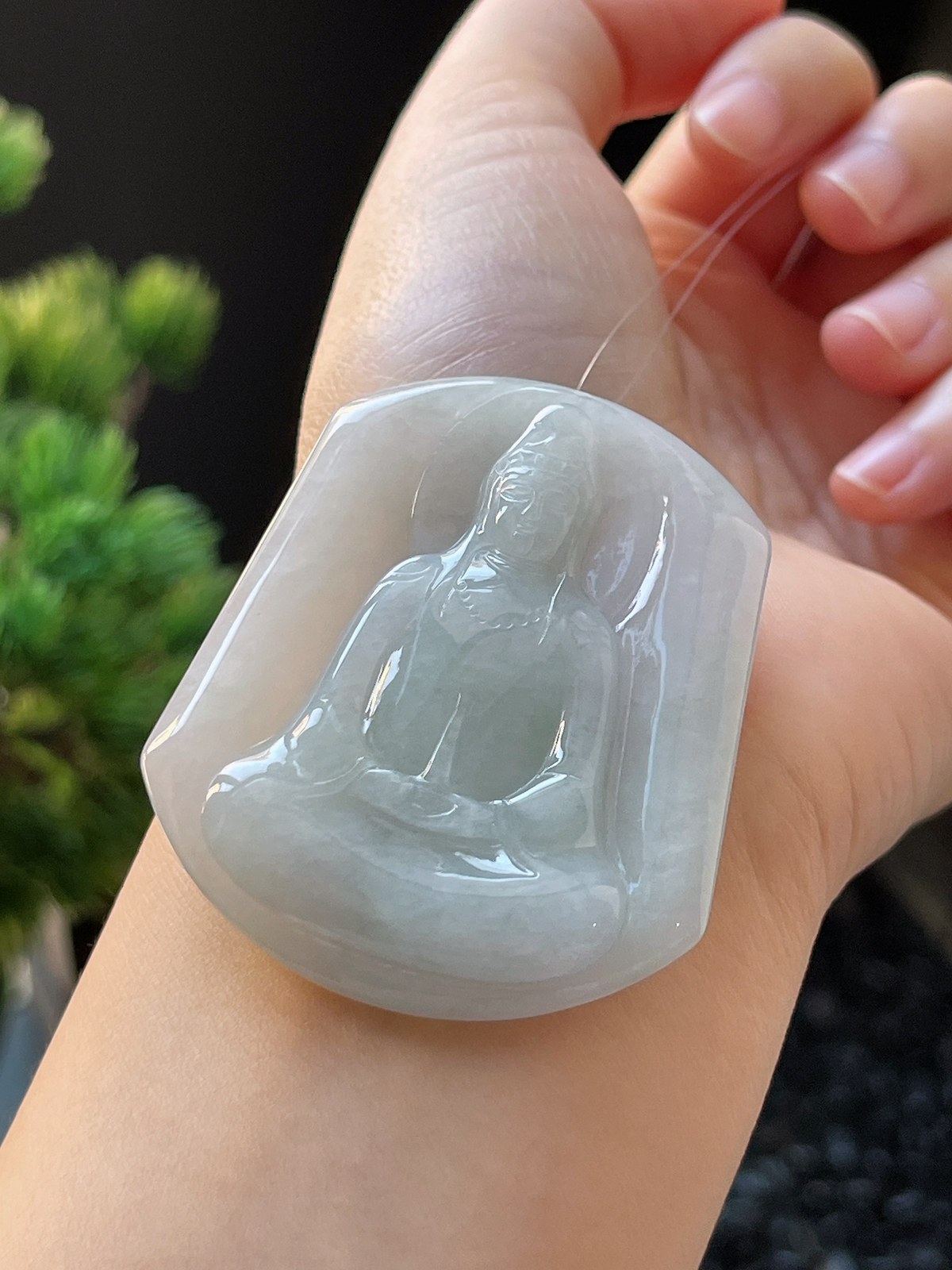 翡翠糯化种淡绿色吊坠