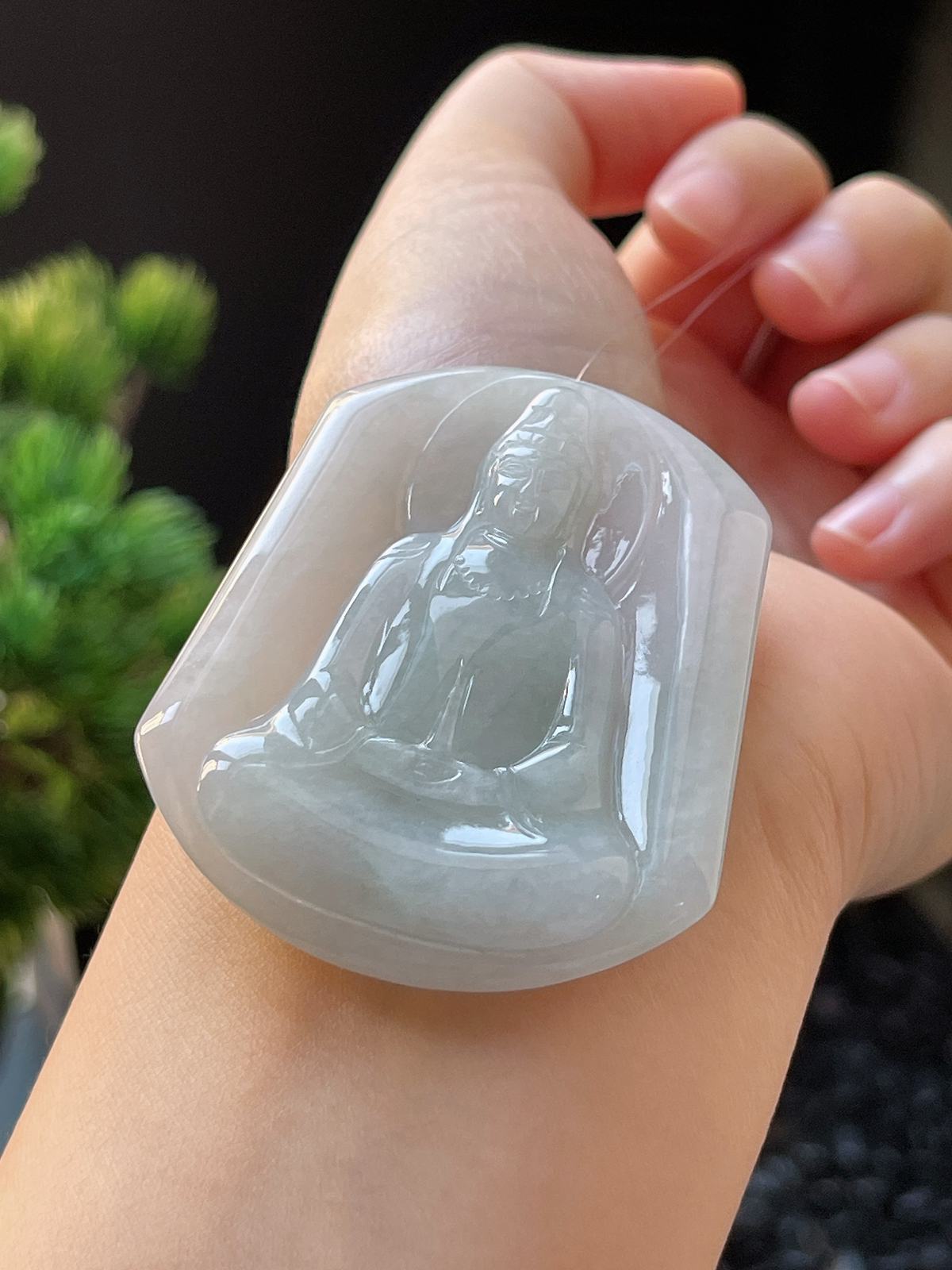 翡翠糯化种淡绿色吊坠