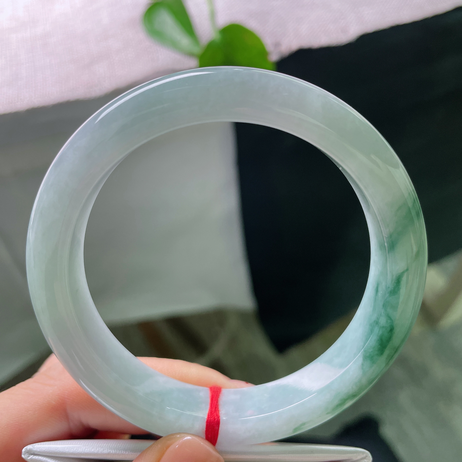 60.2/12.2/9.4，飘花正圈，柔和底色聚拢着一团浓郁蓝绿飘花，像山间一汪碧潭，ss56286