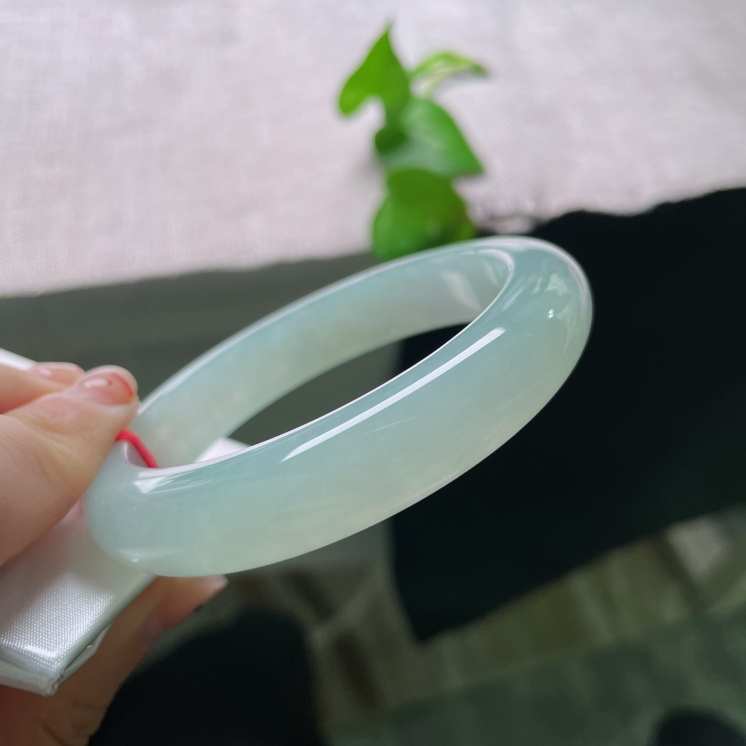 57/12.3/8.9，绿底正圈，无裂，浅青晴水凝玉镯，质地水润澄澈，素面简约温润大方，腕间一抹淡雅清光，把温柔与静谧悄然收纳。ss55819a