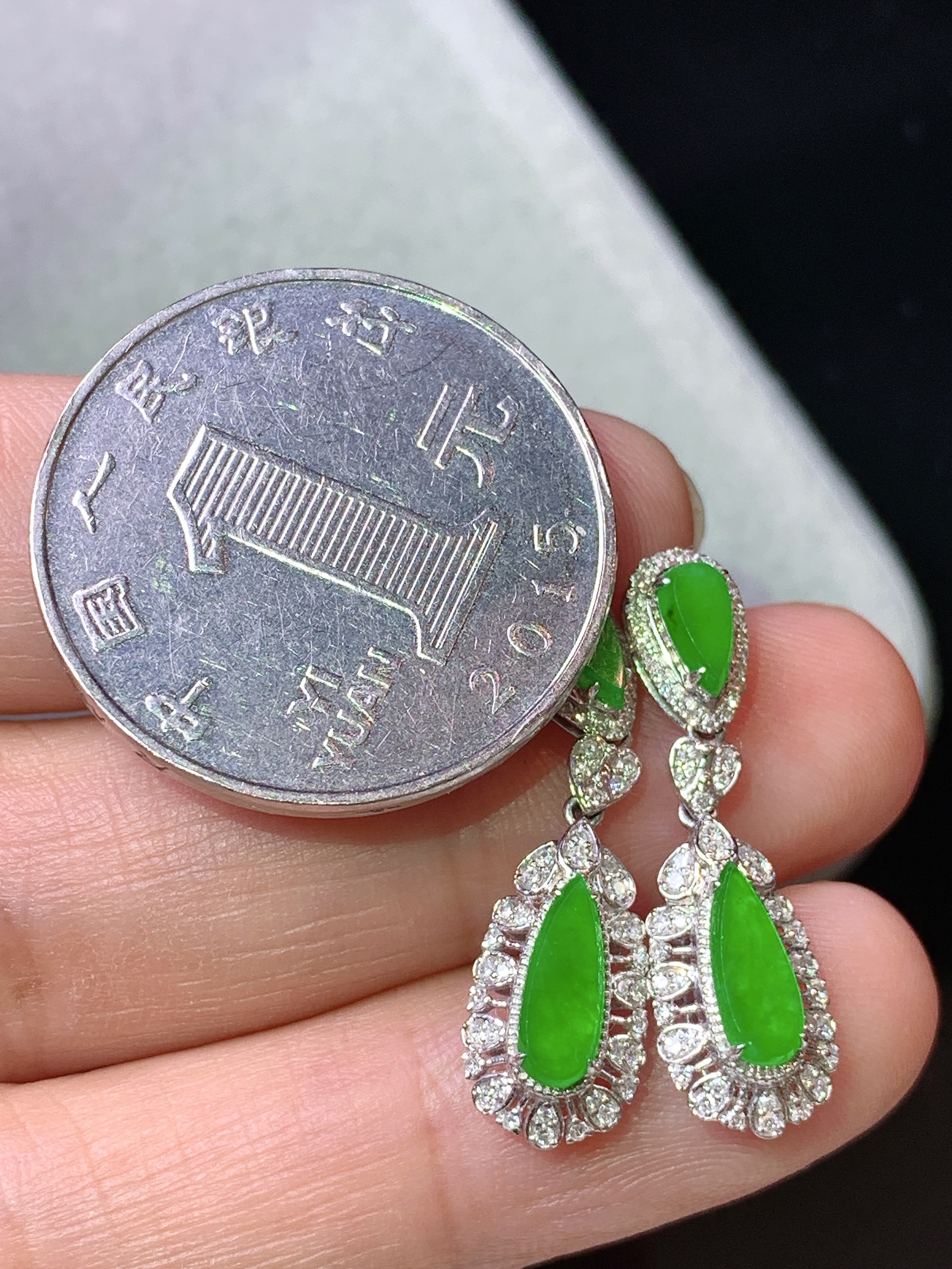 18k金钻镶嵌阳绿水滴耳坠 玉质细腻 色泽艳丽清新 水润亮眼 整体尺寸25.8*7.7*5 m7