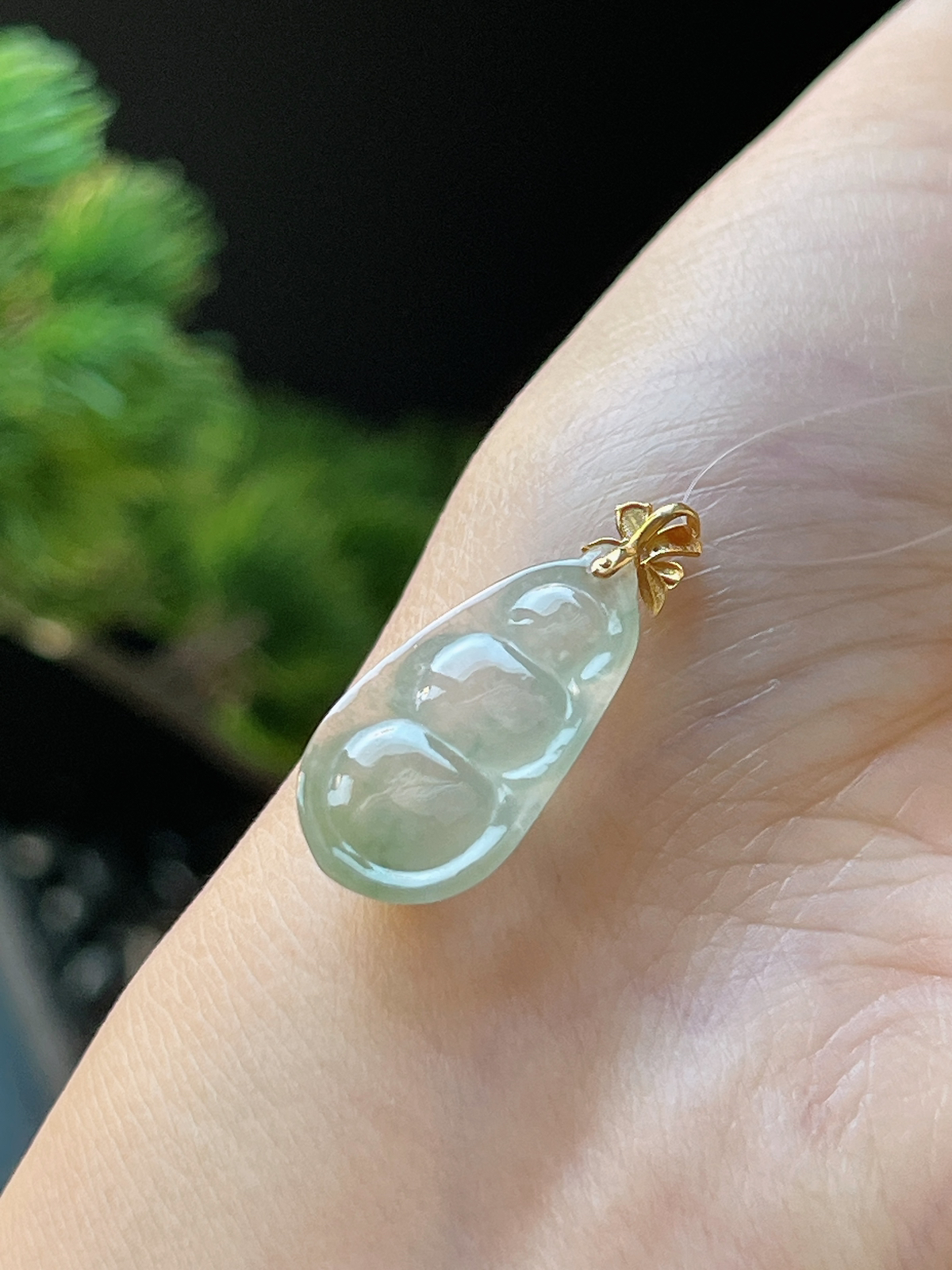 翡翠冰糯种淡绿色福豆，印记：G18K,伴钻石
