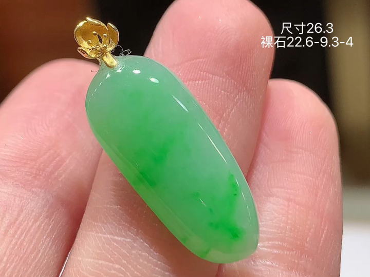 18K 阳绿福瓜吊坠 无裂, 尺寸，22.6-9.3-4