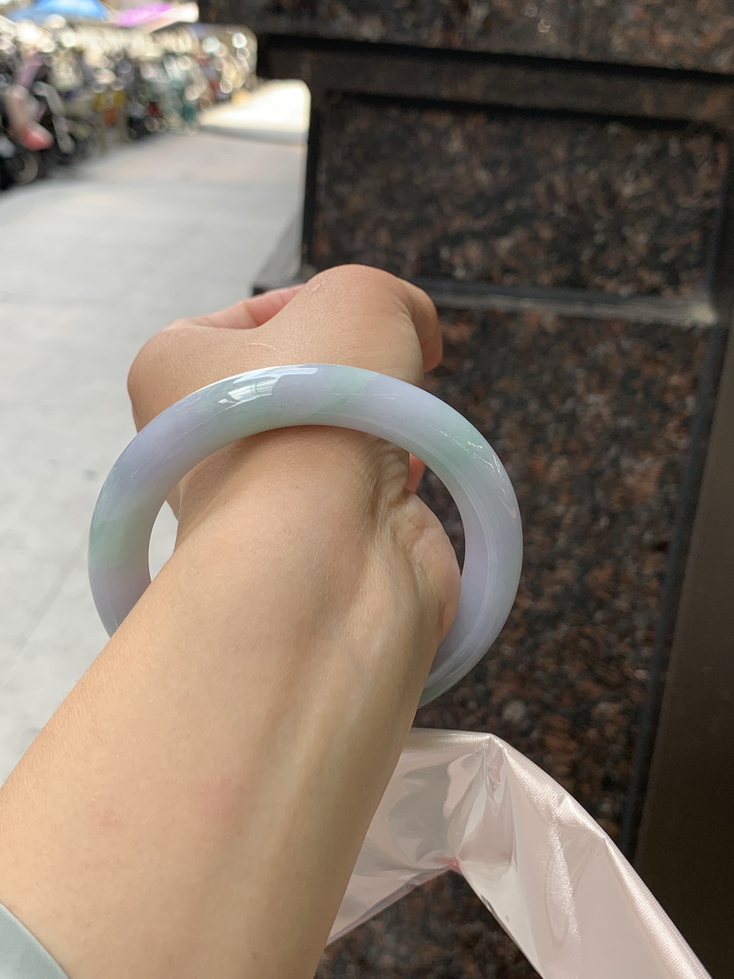 春彩圆条 56.7-10.2-10.1 0723-467-41 打灯纹裂，底妆细腻，果绿花色碰上梦幻般的春，像是融化了的春天，所有的美好交织在一起，让人心生宁静而淡淡的欢喜