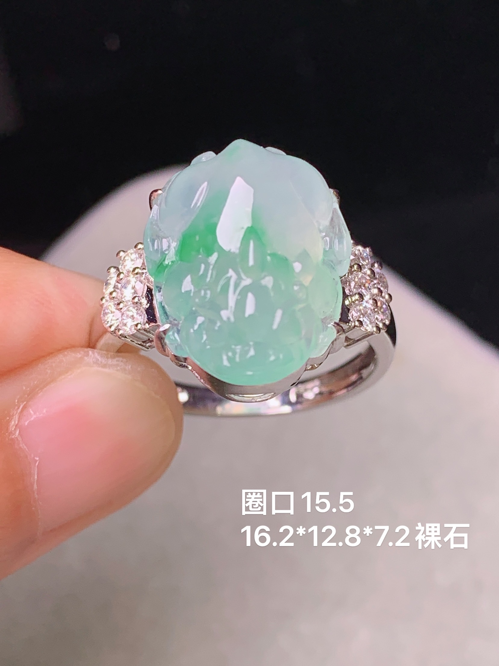18k金钻镶嵌飘绿貔貅戒指 玉质细腻 色泽艳丽清新 水润亮眼 圈口15.5 裸石尺寸16.2*12.8*7.2 z3
