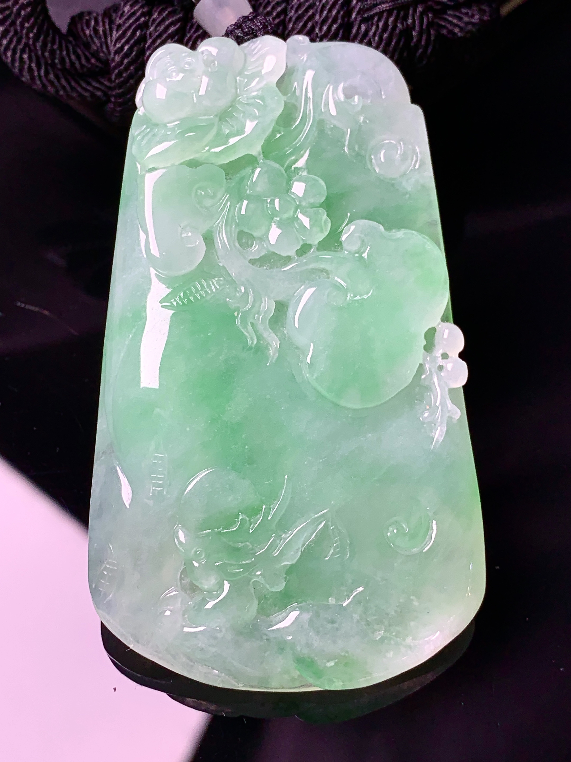 飘阳绿梅花牌吊坠 玉质细腻 色泽艳丽清新 水润亮眼 整体尺寸59*24.5*7 a5