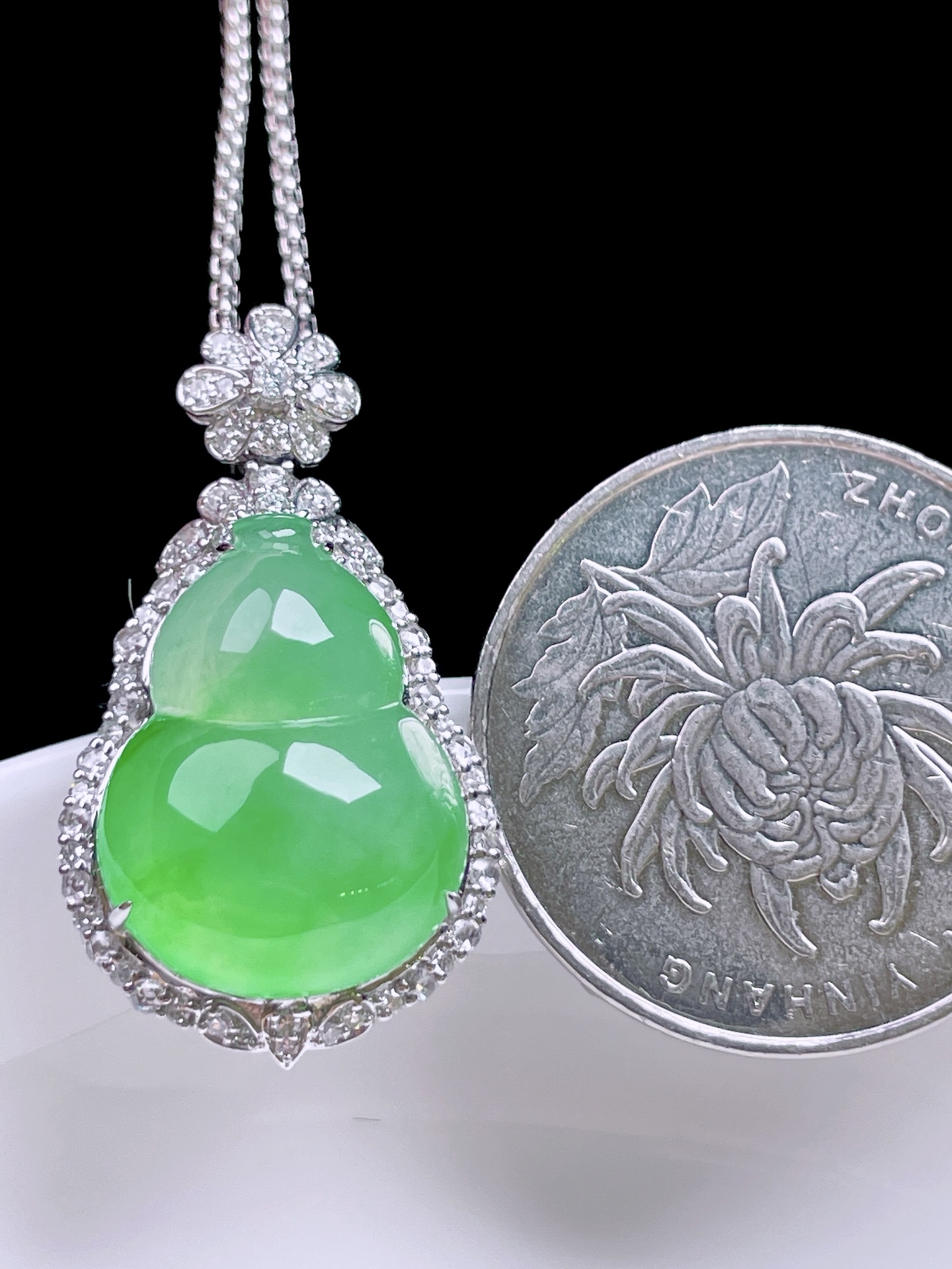 ️ 阳绿葫芦 色泽鲜艳，油润起胶，18k金镶嵌 整体：30/16.7/11.5 裸石：18/13.6